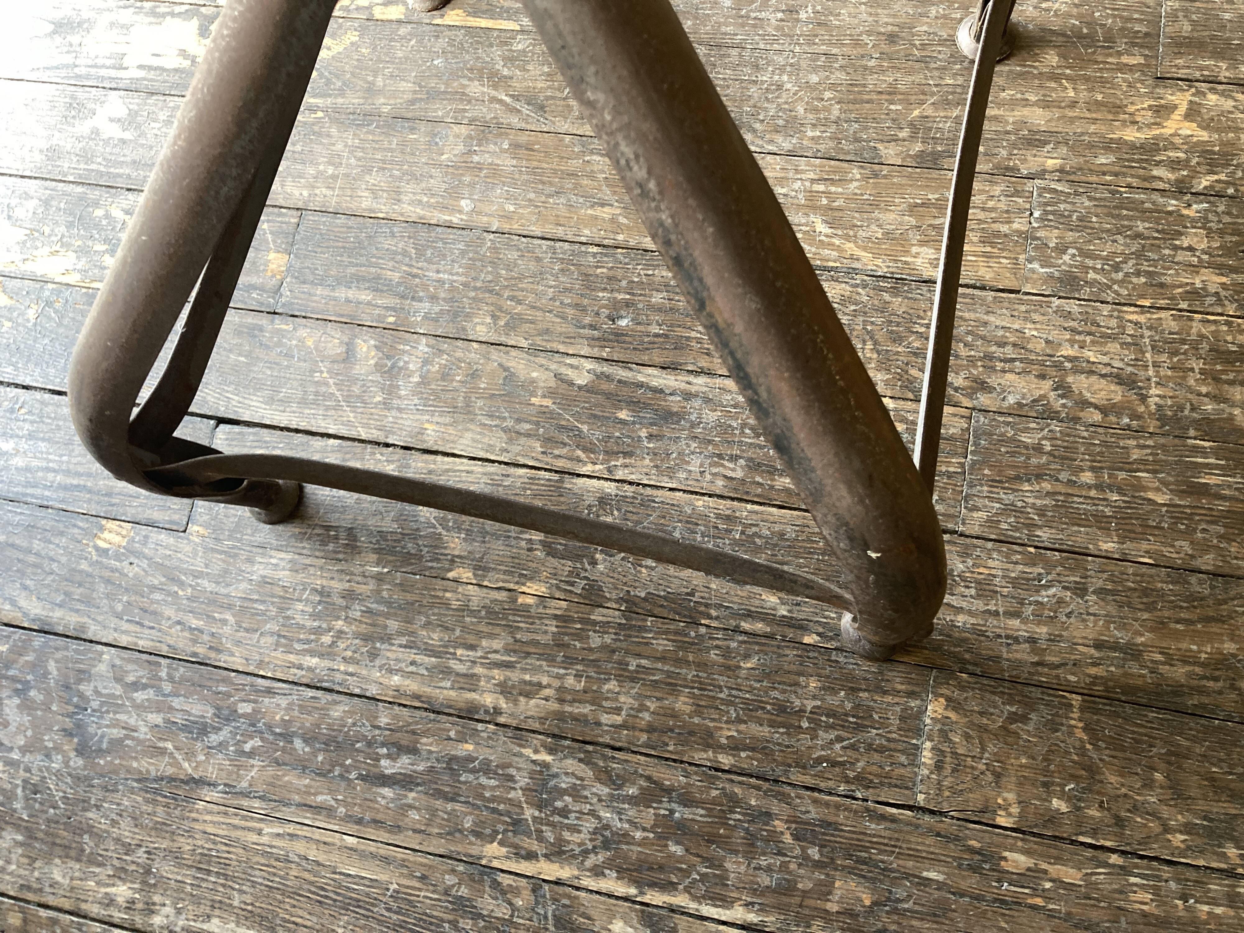 Tabouret à vis Nicolle 1950 en fer brut