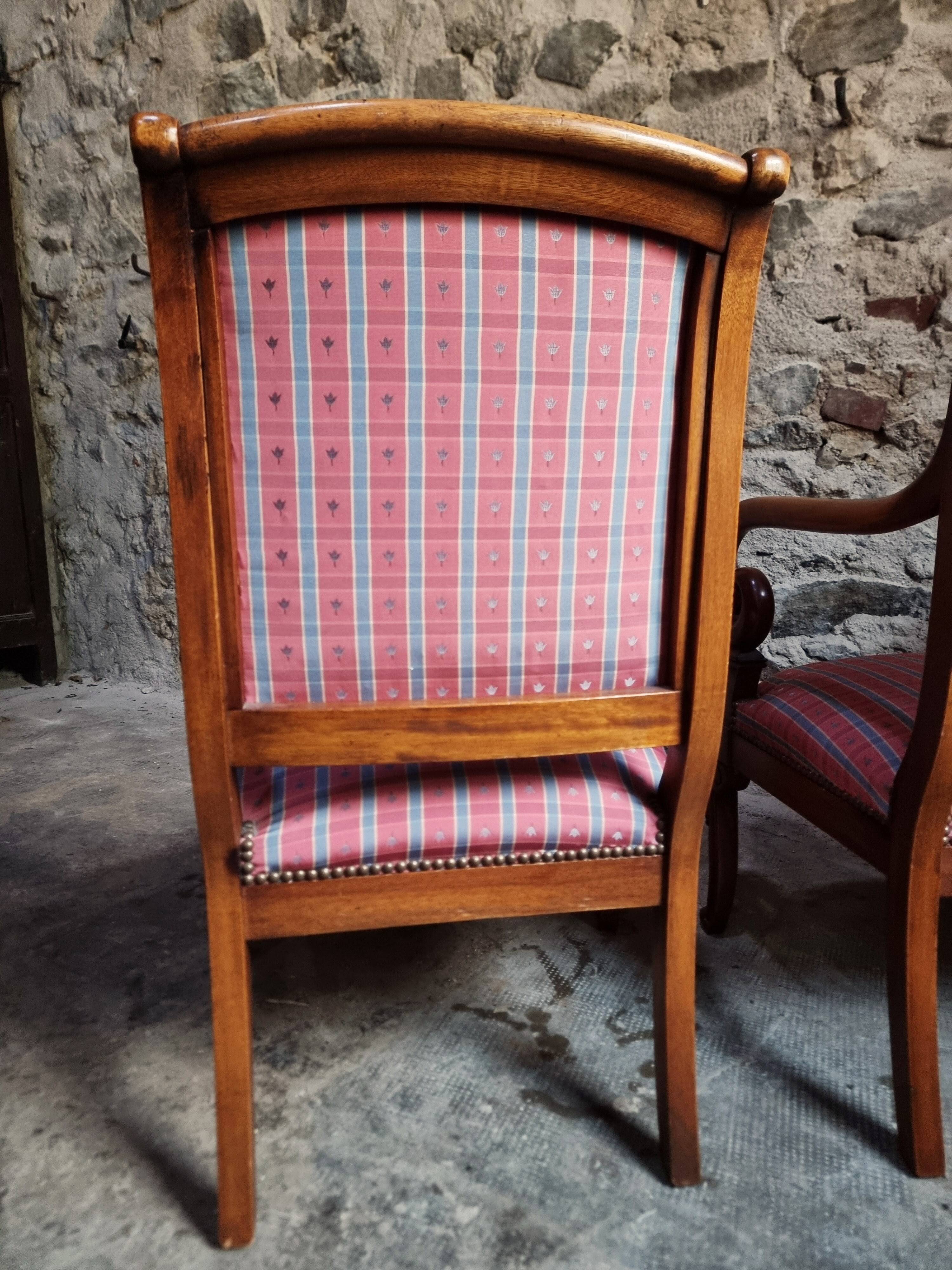 Paire de fauteuils français en noyer – style Restauration – années 1950