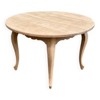 Renovated round dining table in solid oak, Louis XV style from the 19th century.
