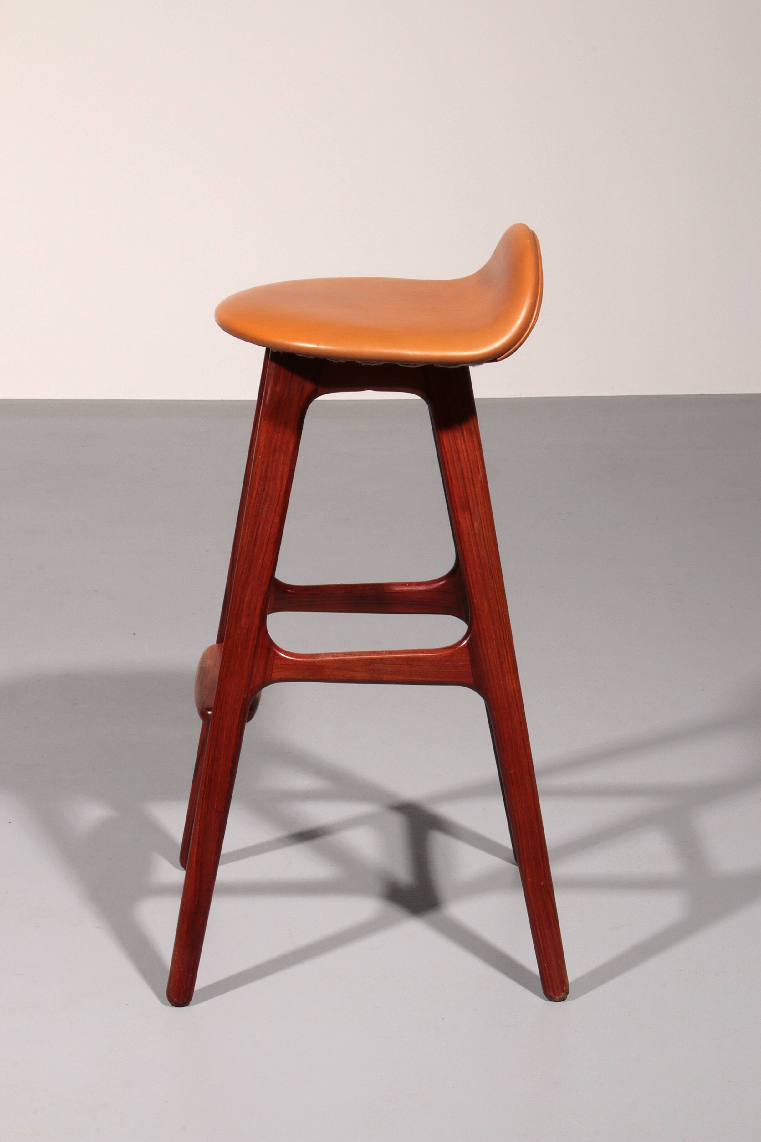 Tabouret de bar danois moderne modèle OD-61 en cuir et bois par Erik Buch pour Oddense Møbelfabrik, 1964