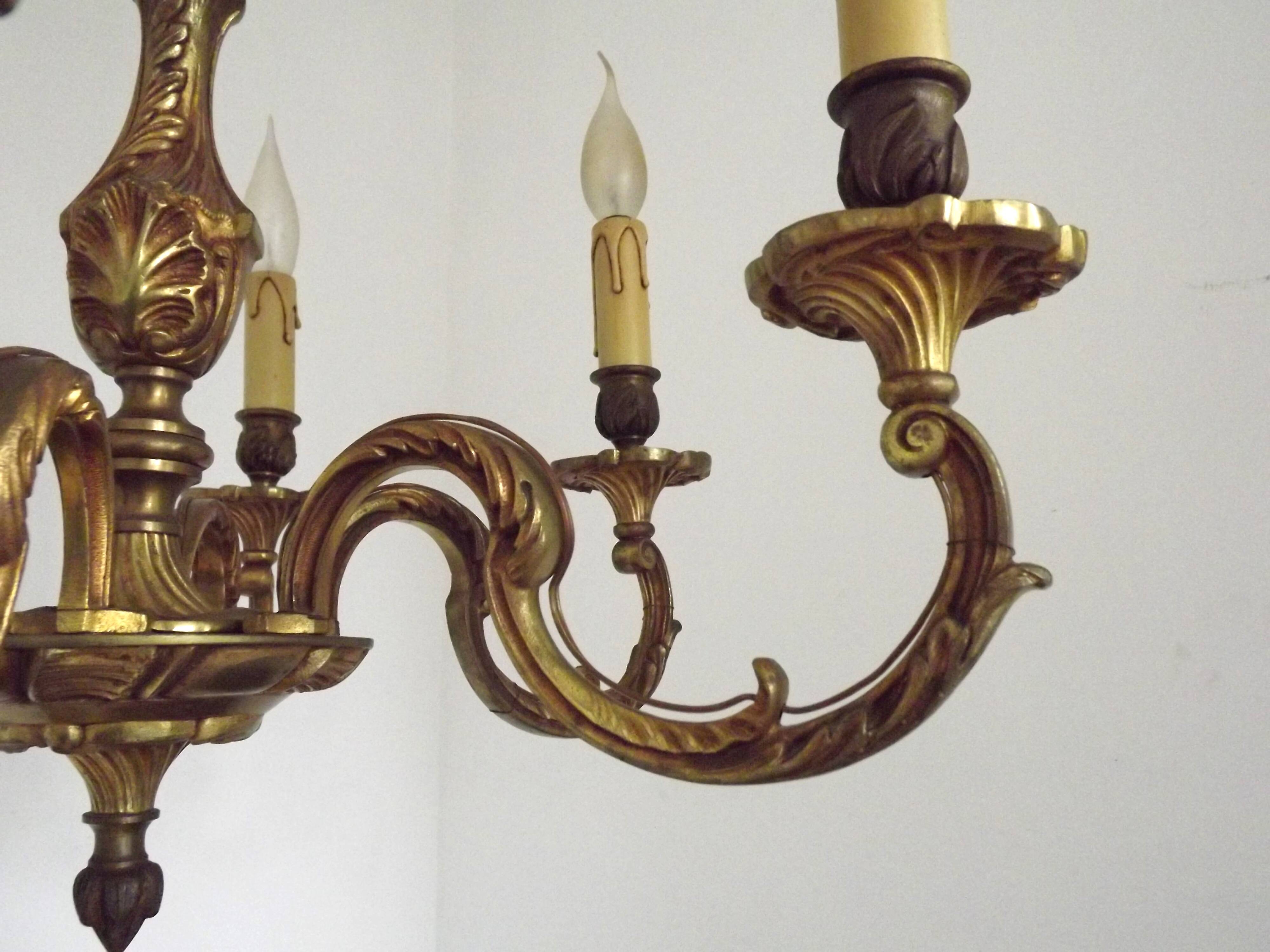 Lustre Art nouveau français en bronze à 6 lumières avec bras en volutes et détails en forme de feuilles