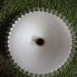 2 suspensions en opaline dentelées
