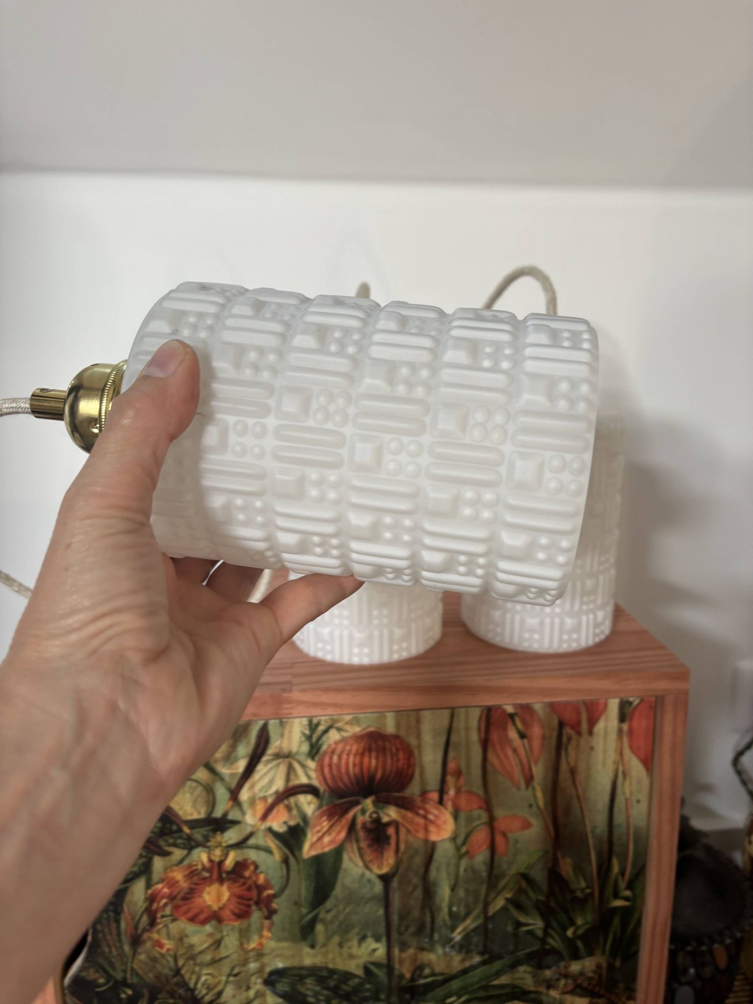 Lot de trois suspensions en opaline scandinave blanche