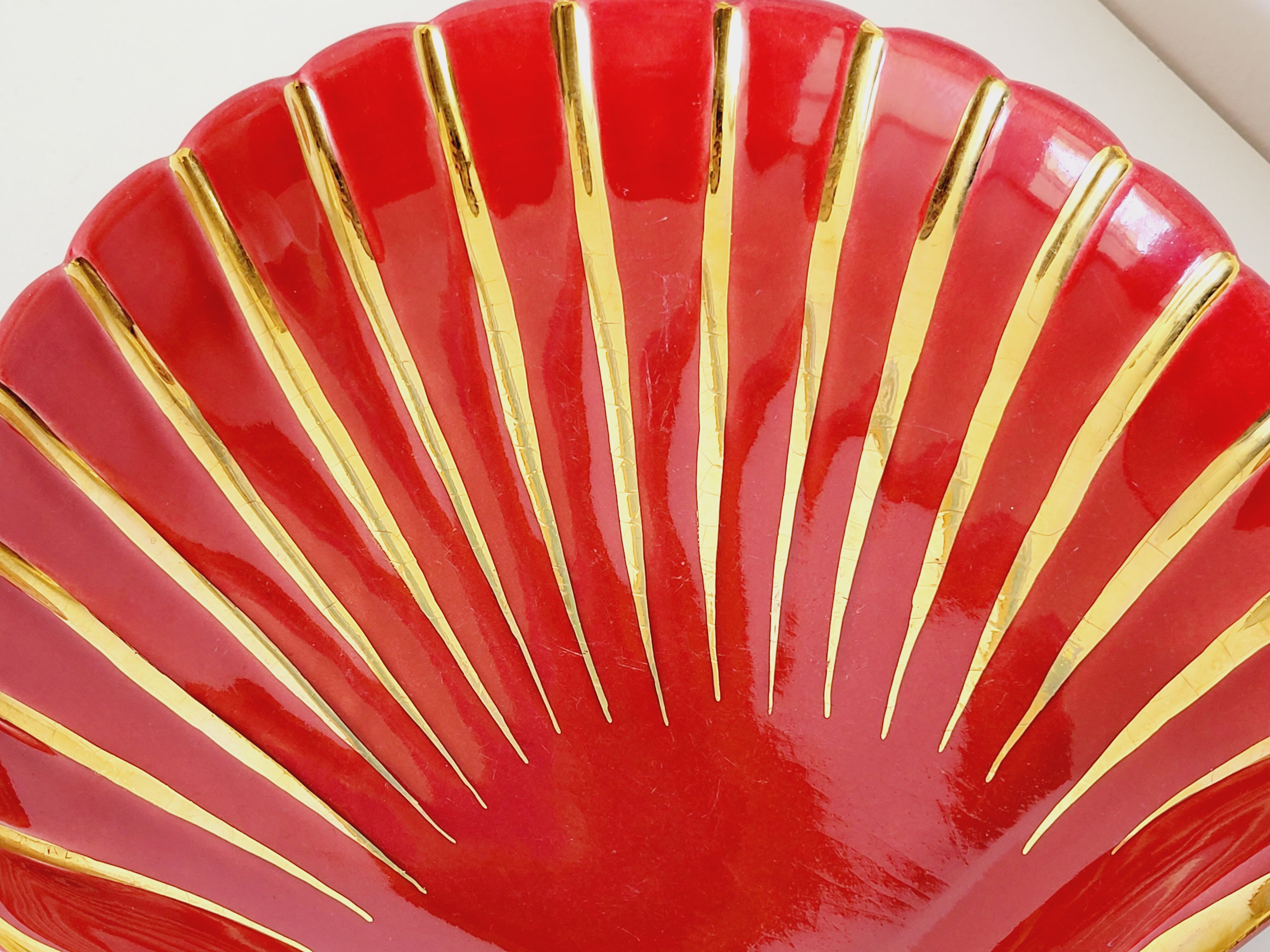 Proceram Aubagne service in red and gilded ceramic shell St Jacques 1950
