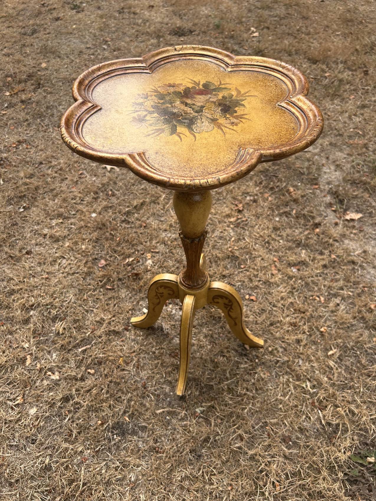 Florentine side table in gilded wood – Italy, 1950s-1960s, unusual and full of poetry.