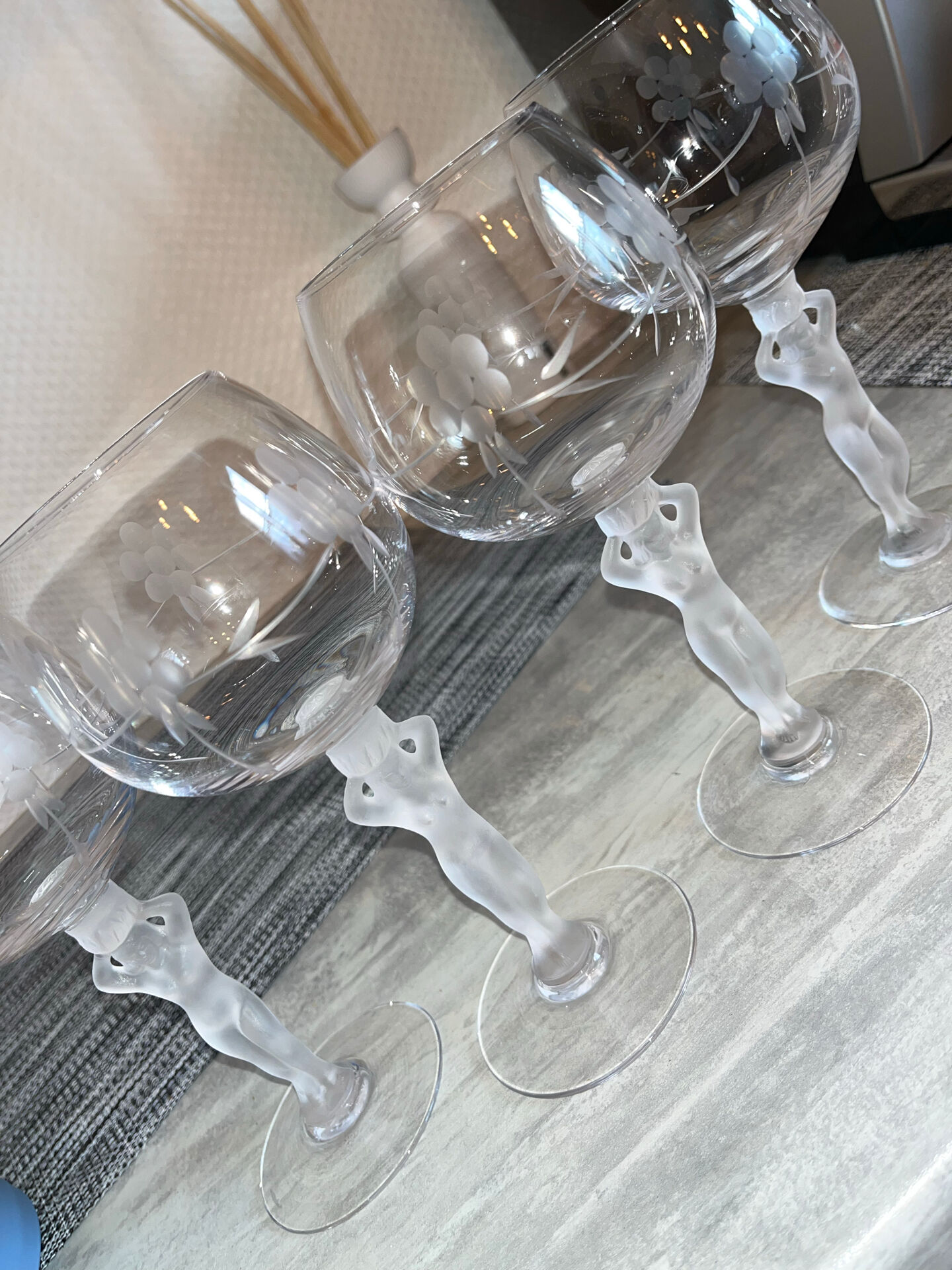 Service de 12 verres à pied sculptural féminin
