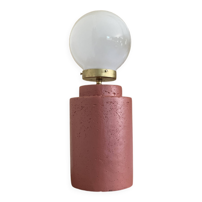 Grande lampe à poser pied en pierre terracota et globe rond blanc