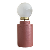 Grande lampe à poser pied en pierre terracota et globe rond blanc
