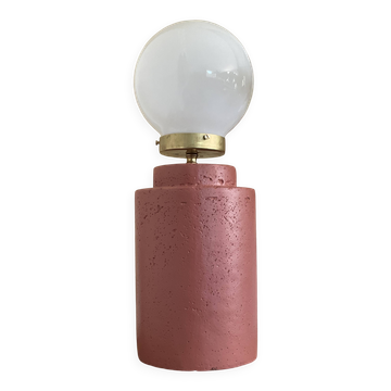 Grande lampe à poser pied en pierre terracota et globe rond blanc