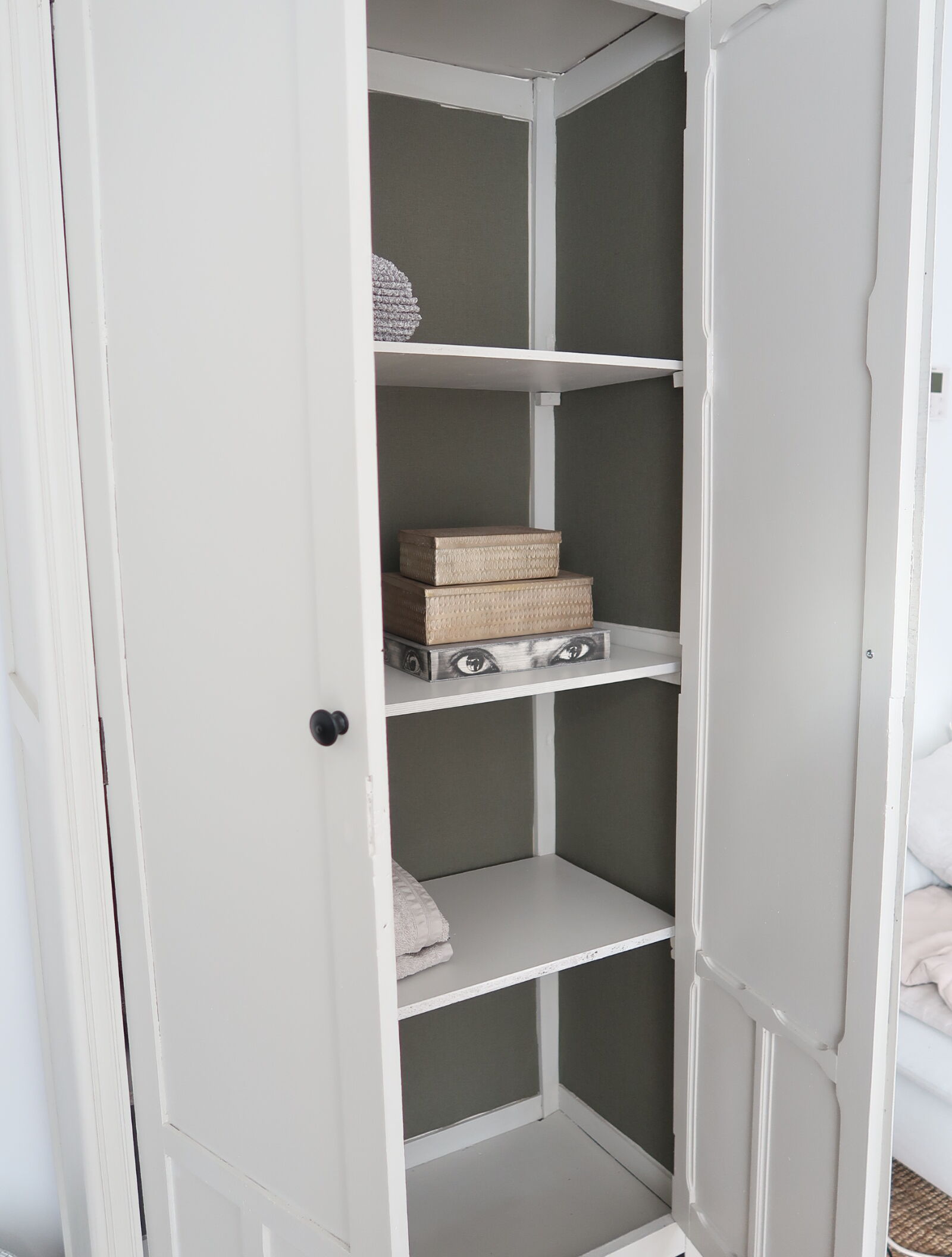 Armoire parisienne