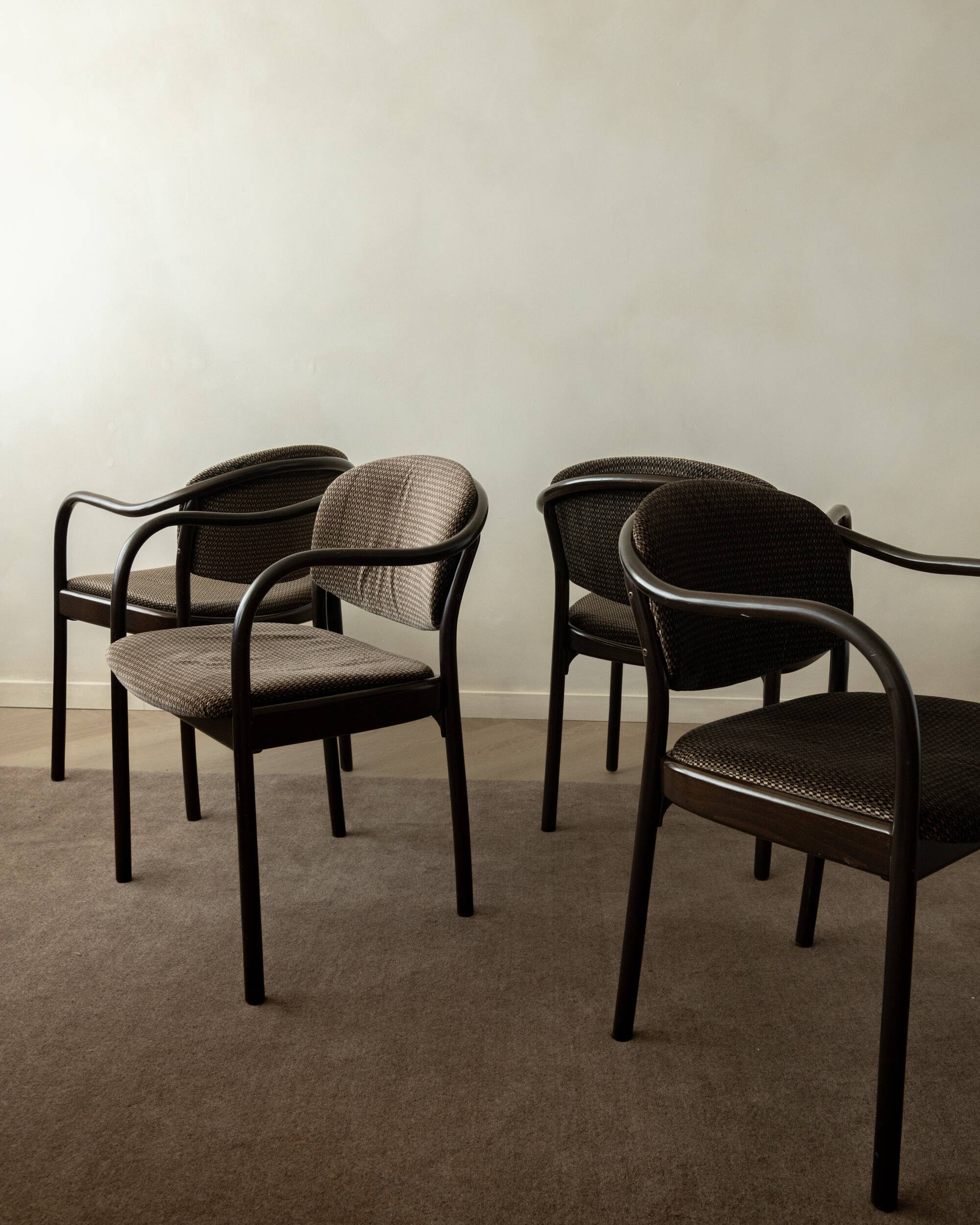 4 chaises de salle à manger postmodernes en bois cintré 235 F par Hartmut Lohmeyer Thonet, années 1980