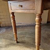 Shuttered table - Louis Philippe period, circa 1840 - In molded walnut
