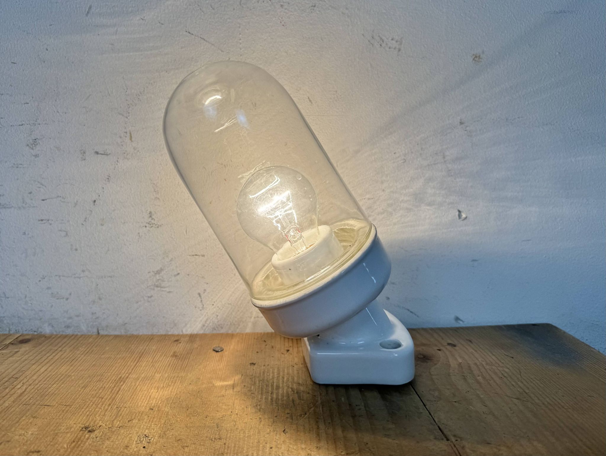 Applique murale vintage en porcelaine blanche avec verre transparent, années 1960