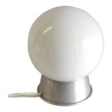 Lampe à poser en aluminium et globe opaline blanc – années 50/60