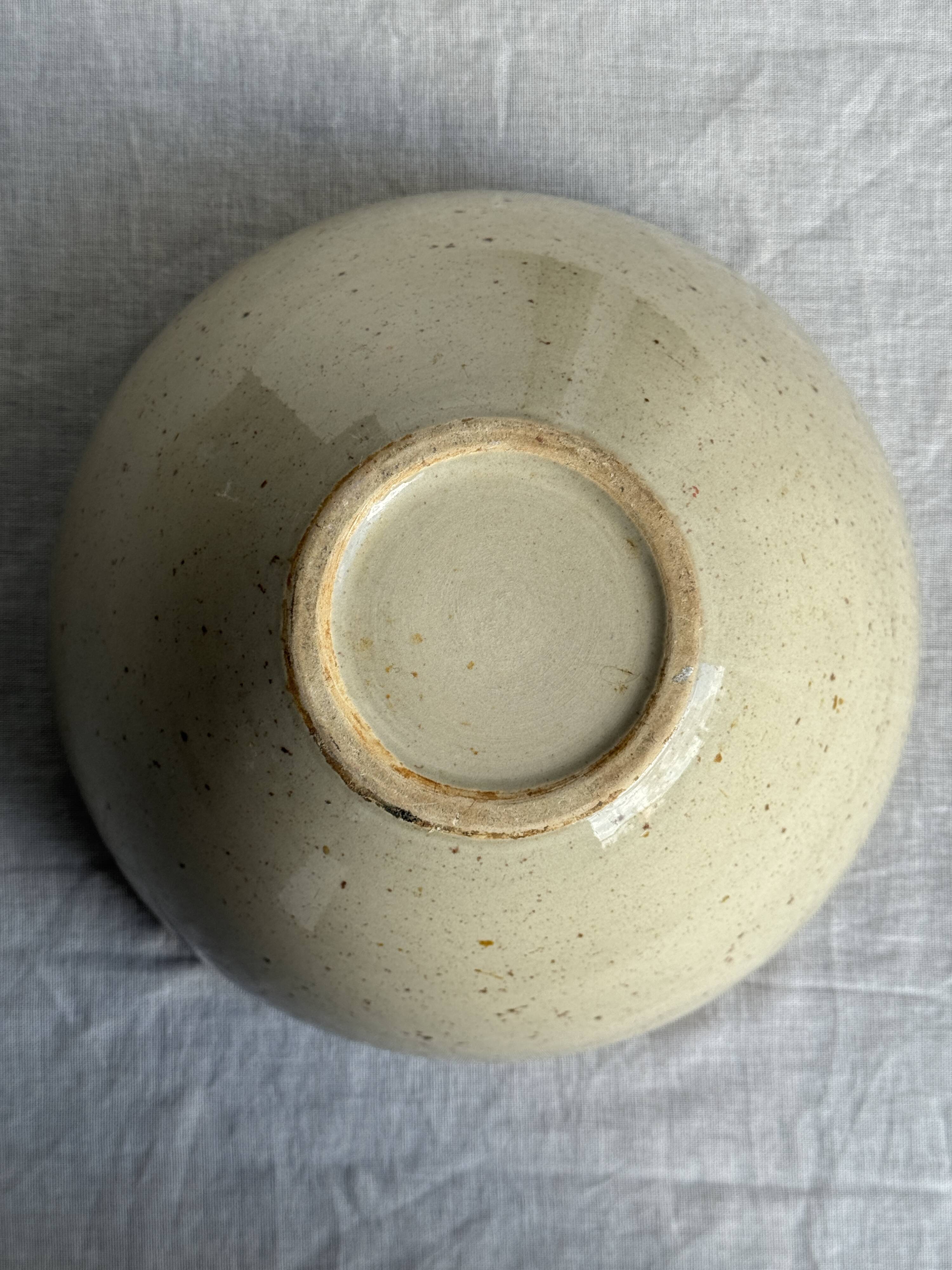 Large speckled beige salad bowl with ochre trim H14 D25