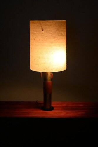 Lampe de table en teck et laiton