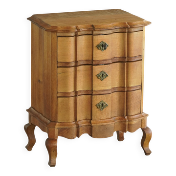 Commode danoise de style néo-baroque en chêne à trois tiroirs, avec ferrures en laiton, années 1940