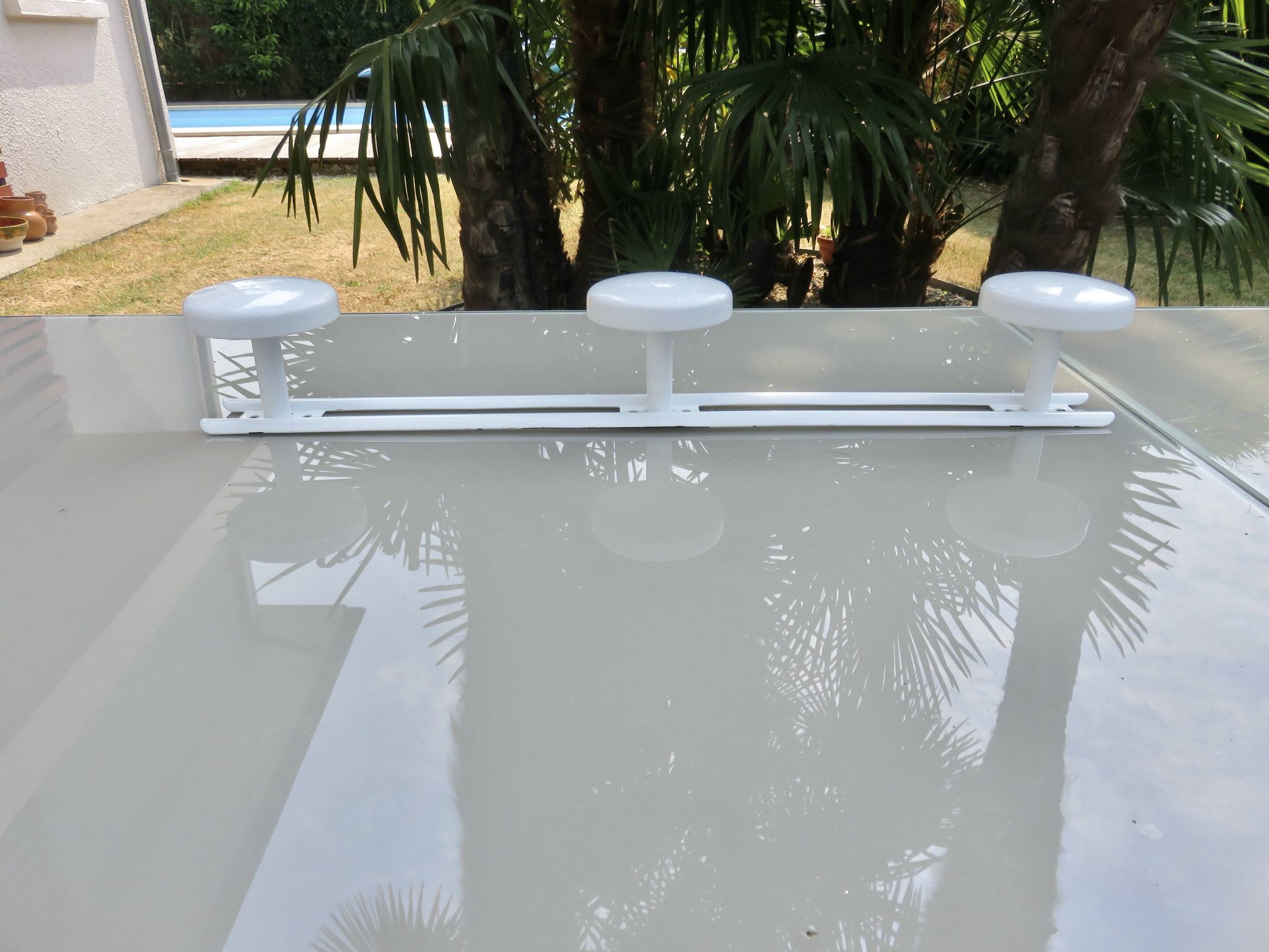 White lacquered metal wall coat rack, 3 hooks, 80s
