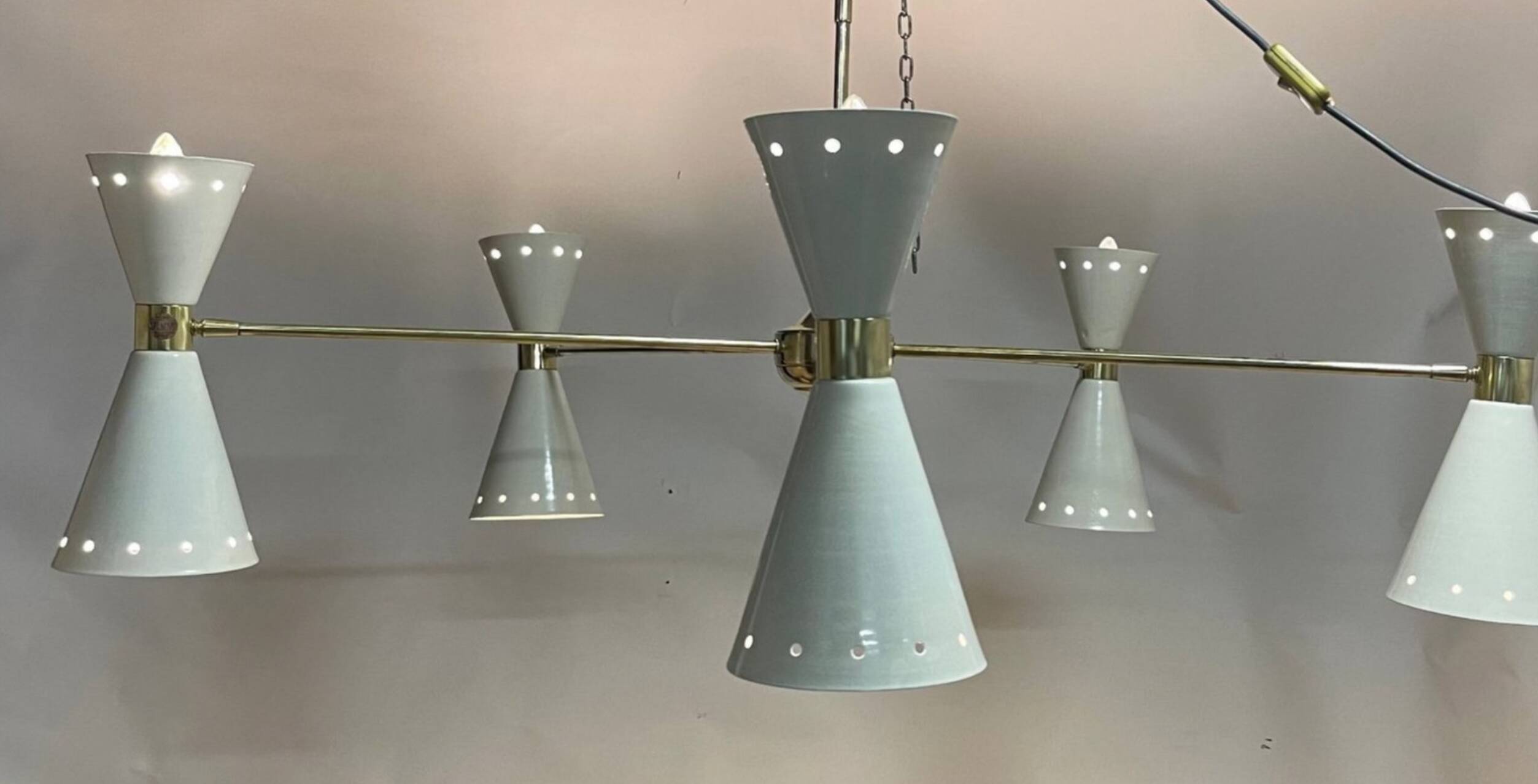 Lampadario a forma di cono in ottone