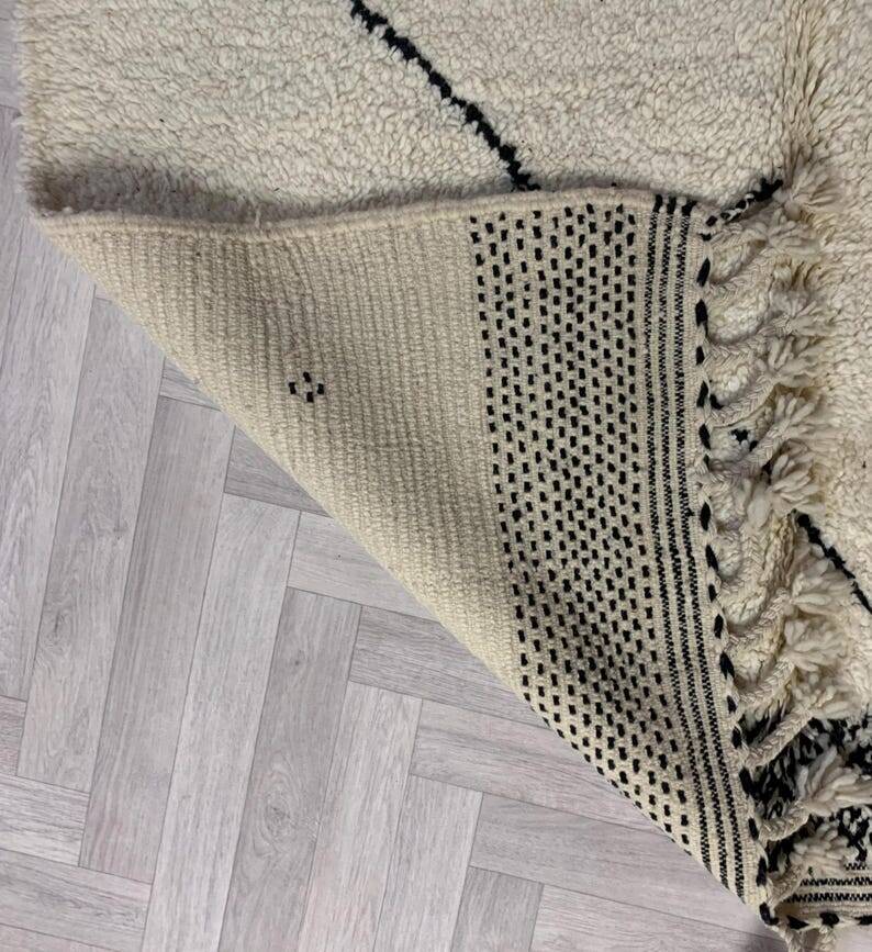 Moroccan rug in natural wool, 250cm x 150cm