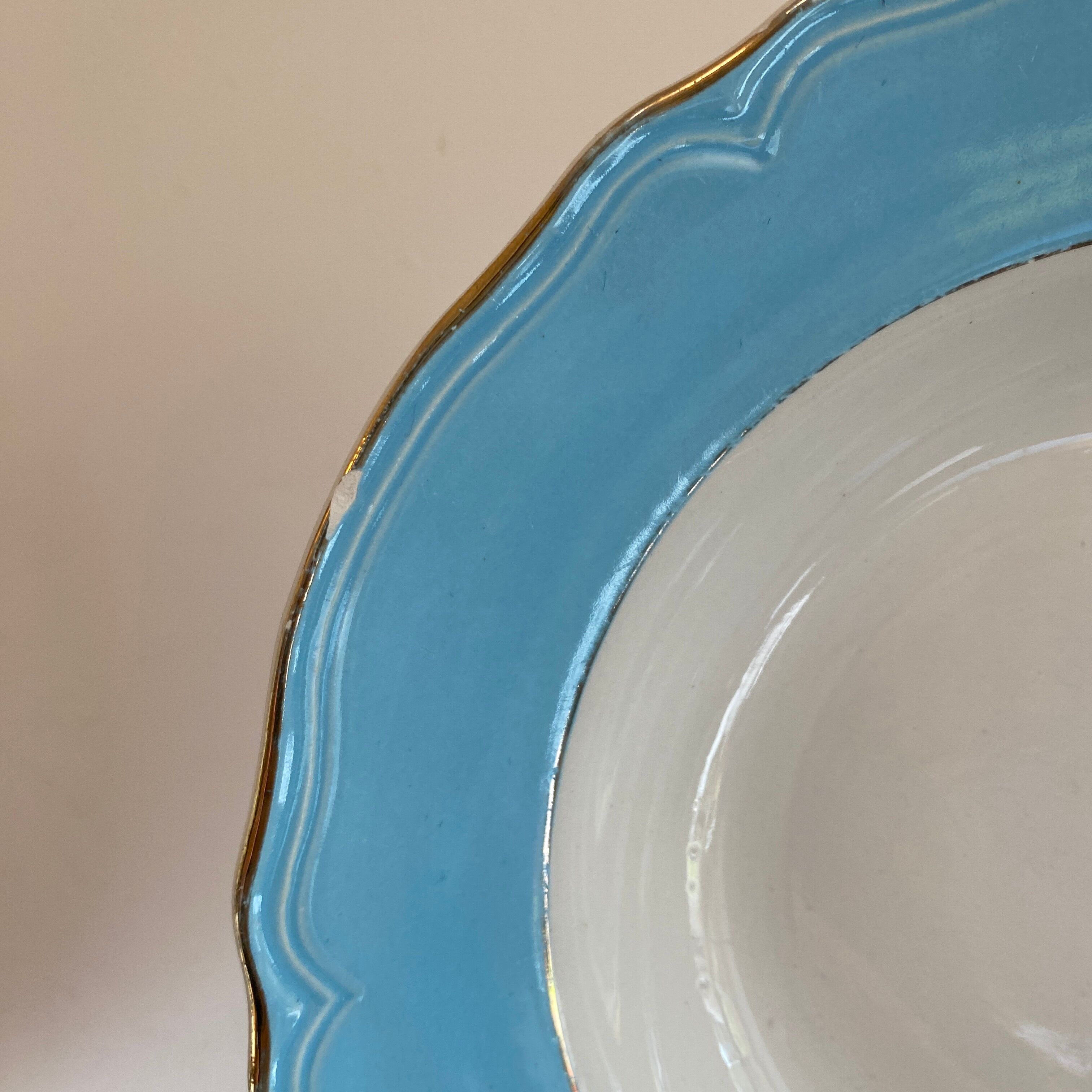Lot de 8 assiettes creuse vintage bleues, blanches et dorées