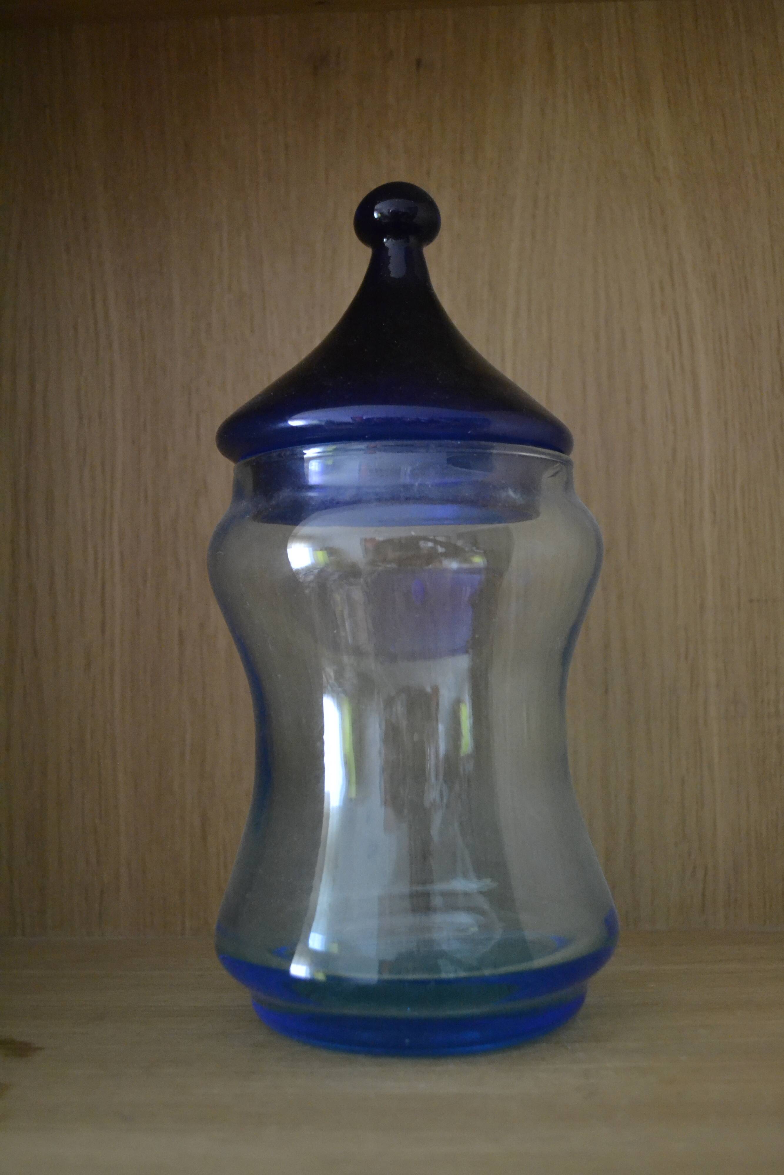 Pot en verre bleu