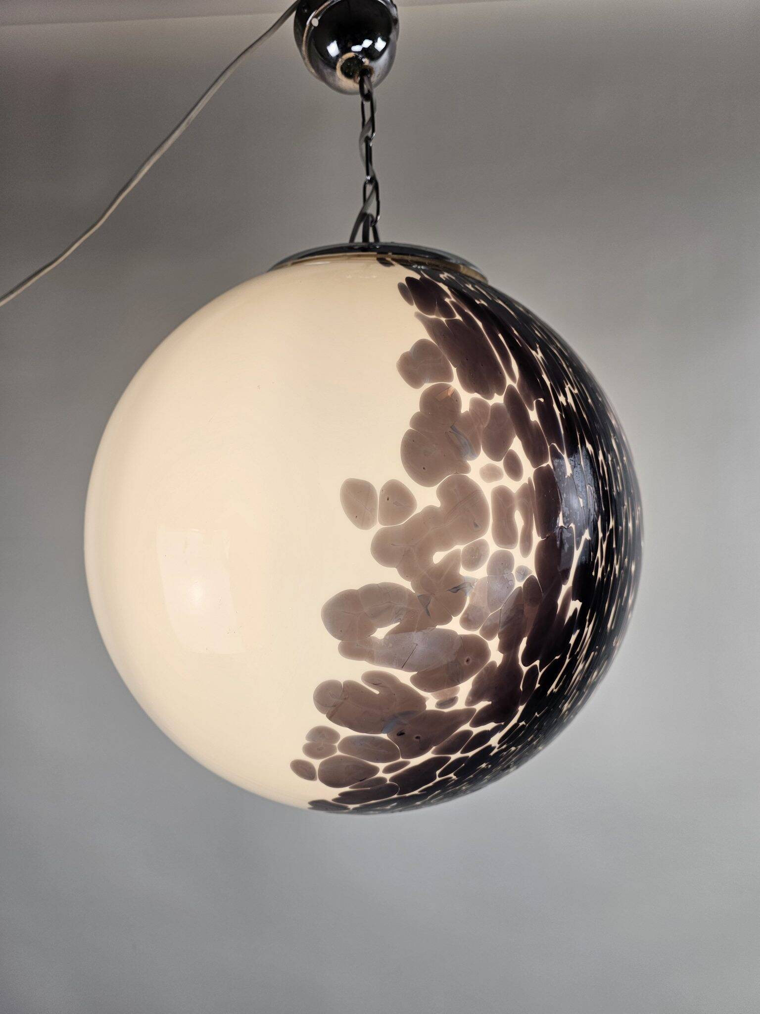 Grande lampe globe diamètre 45 cm Italie années 60 en verre blanc et violet.