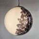 Grande lampe globe diamètre 45 cm Italie années 60 en verre blanc et violet.