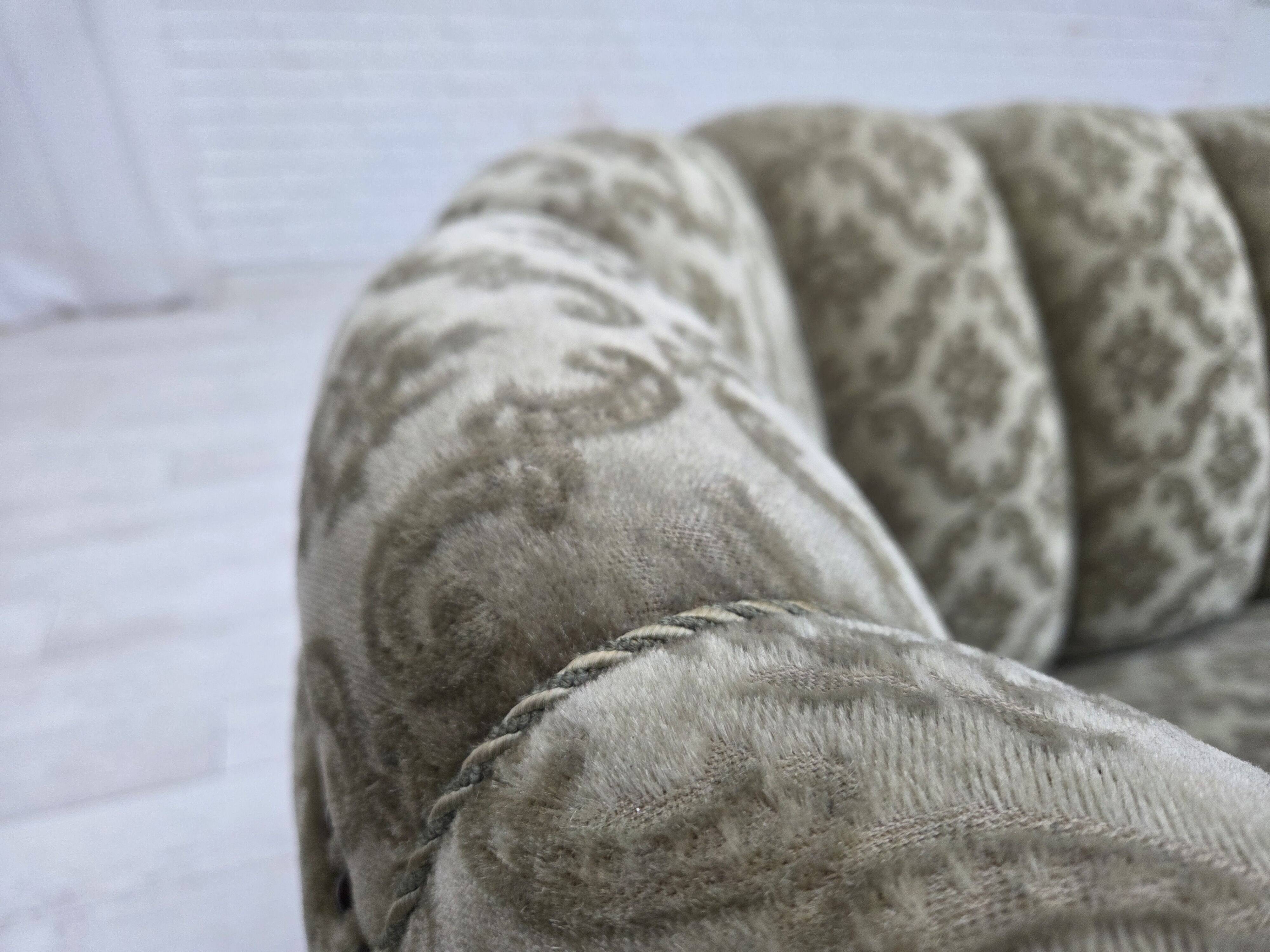 Canapé incurvé 2 places danois des années 1960, revêtement en velours vert clair.