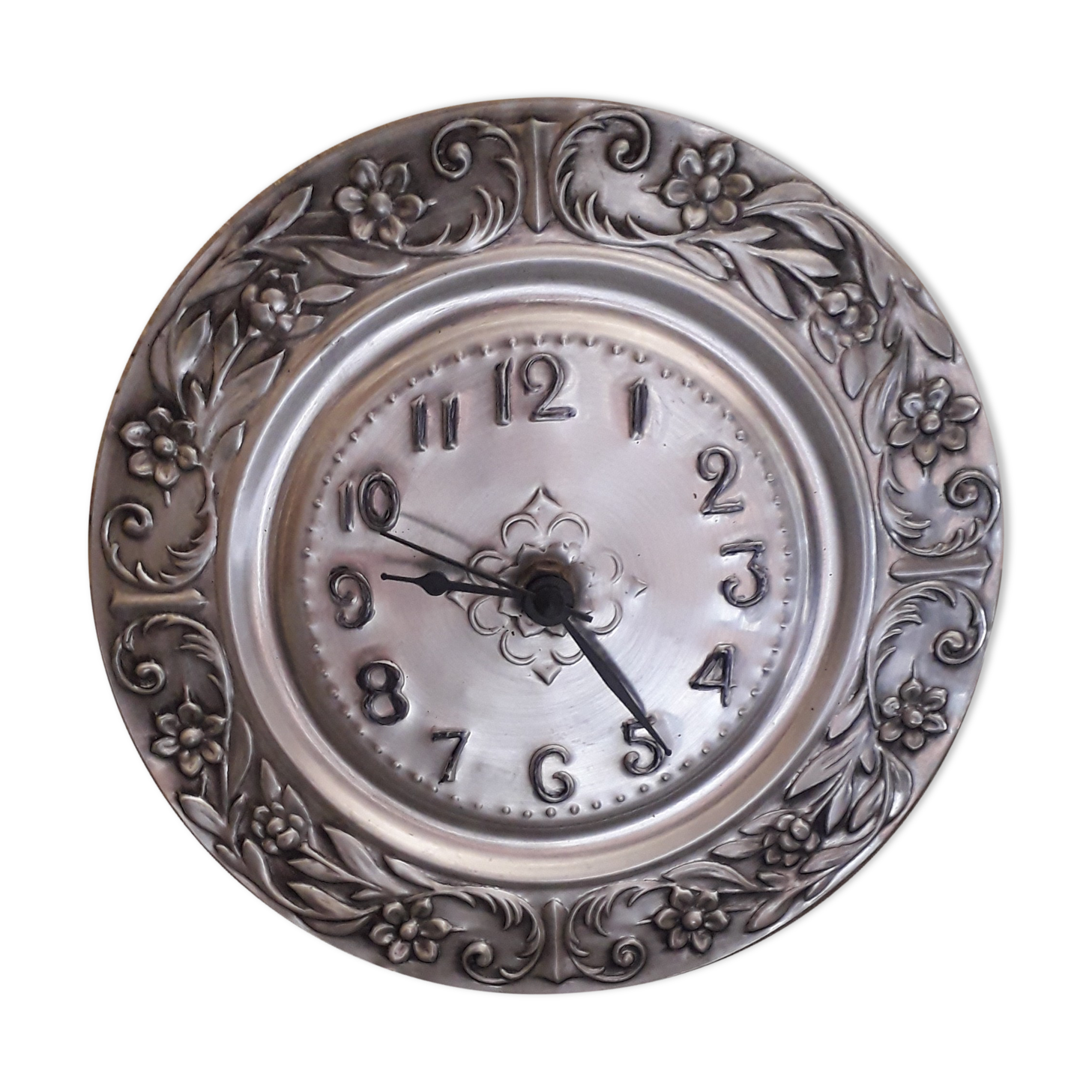 Repelled pewter wall clock floral decoration