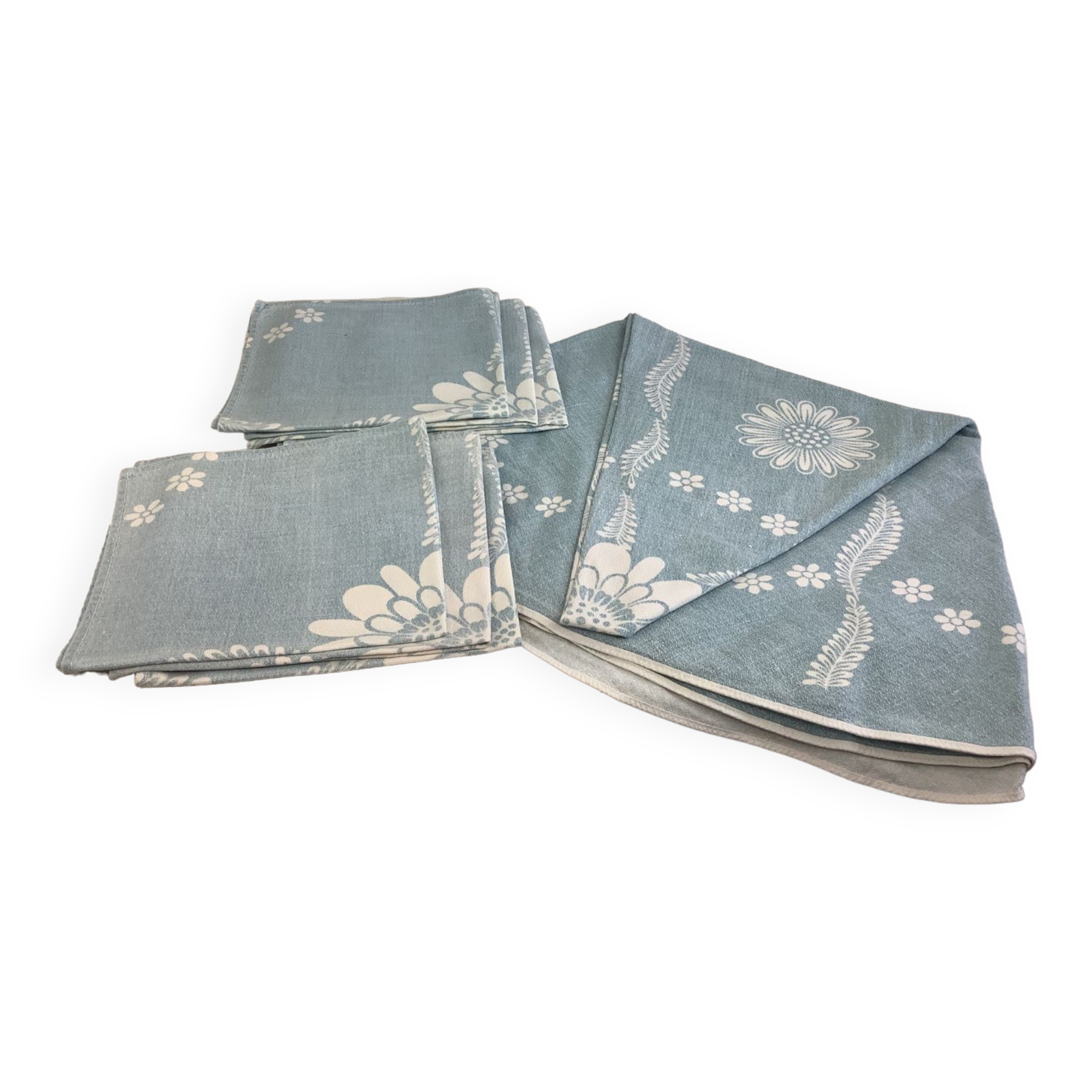 Oval tablecloth and 6 towels