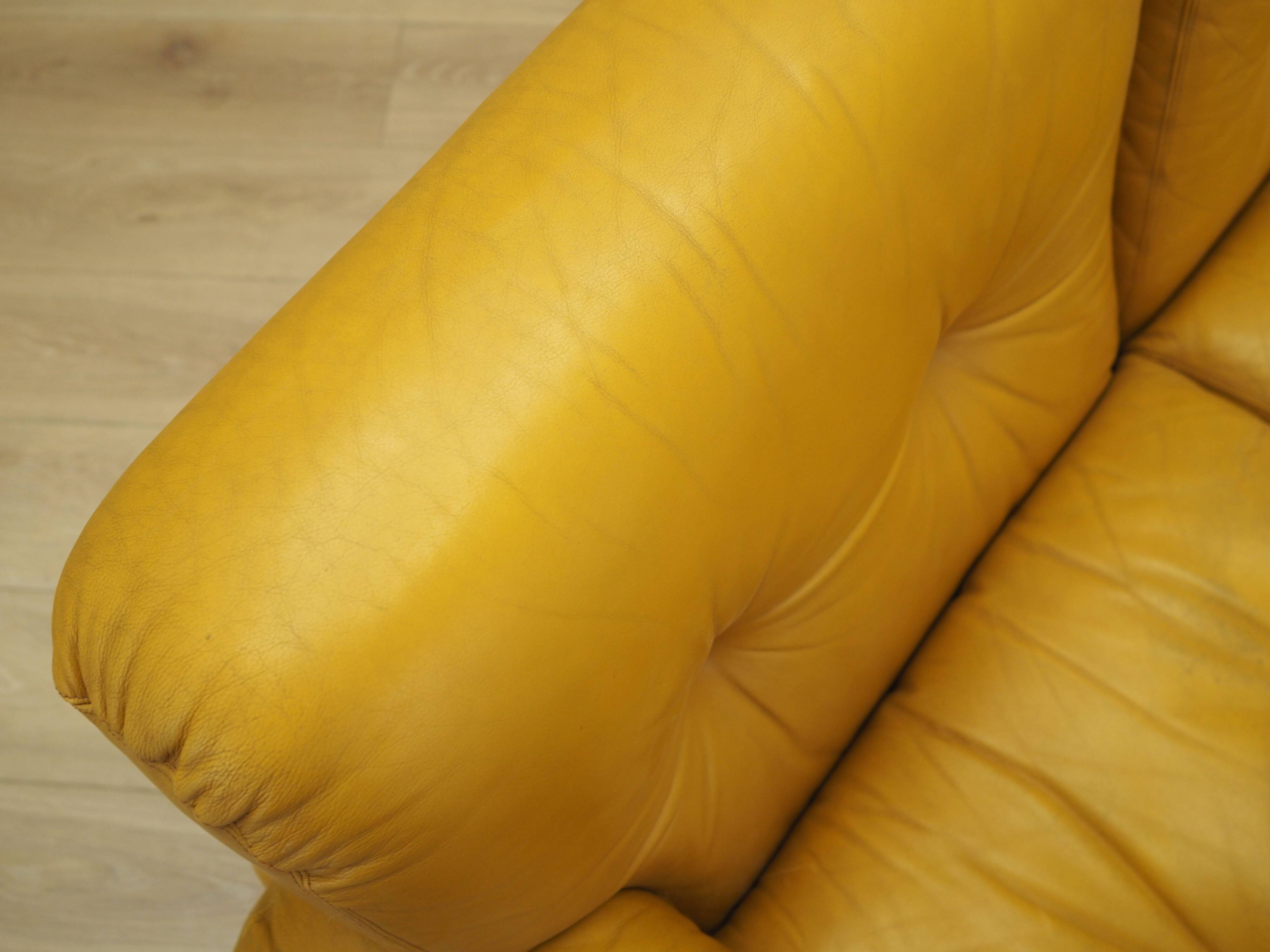 Canapé en cuir jaune, design italien, années 1960, fabricant : B&B Italia, design
