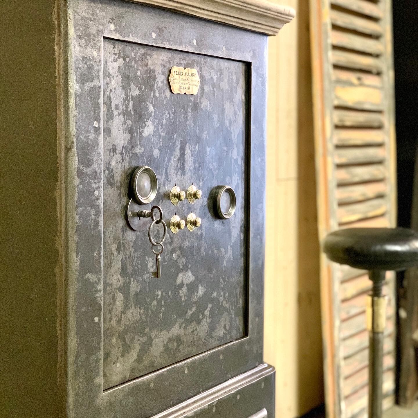 Old safe Félix Allard 1880