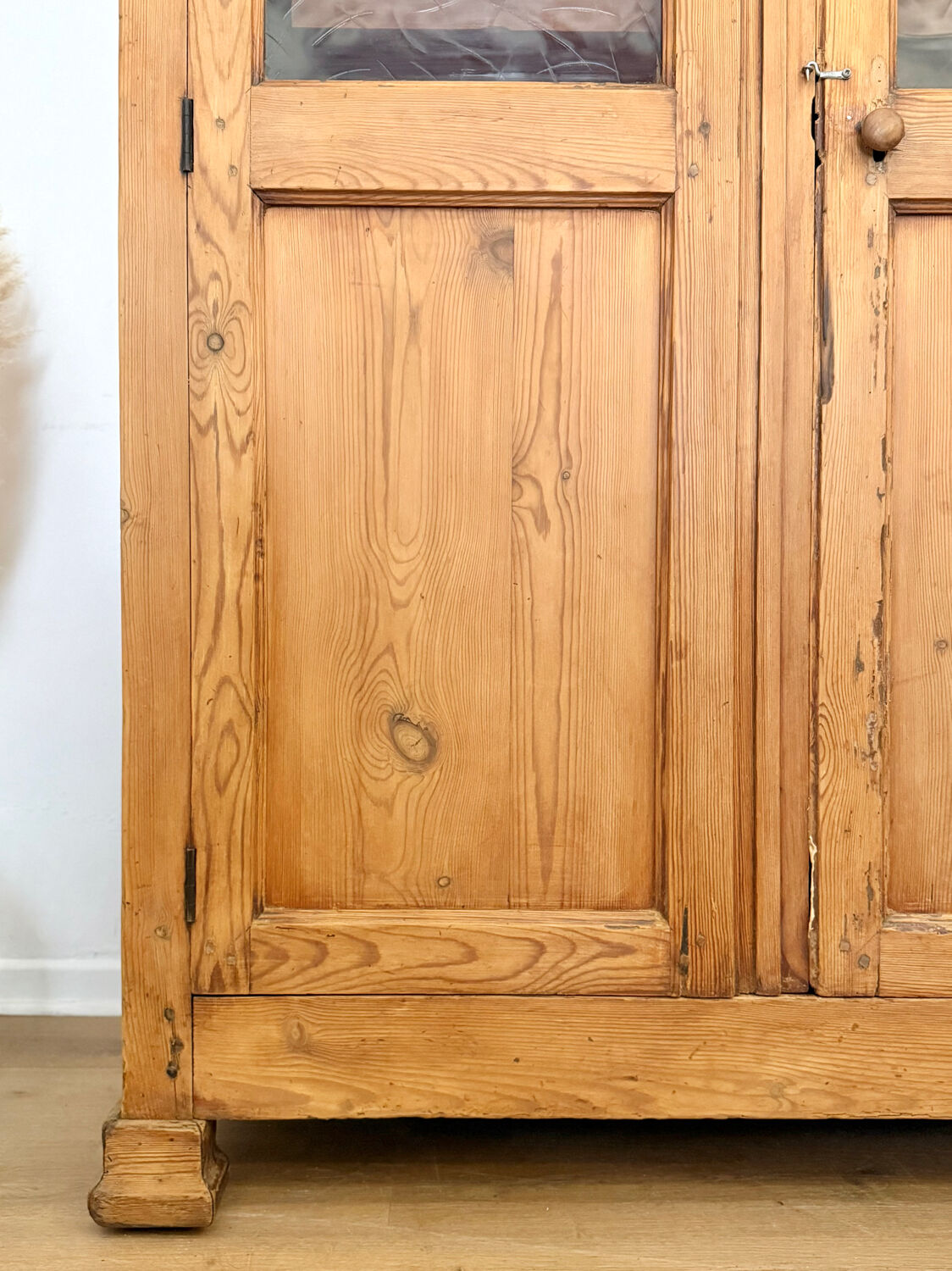 Glass-fronted cabinet in solid wood