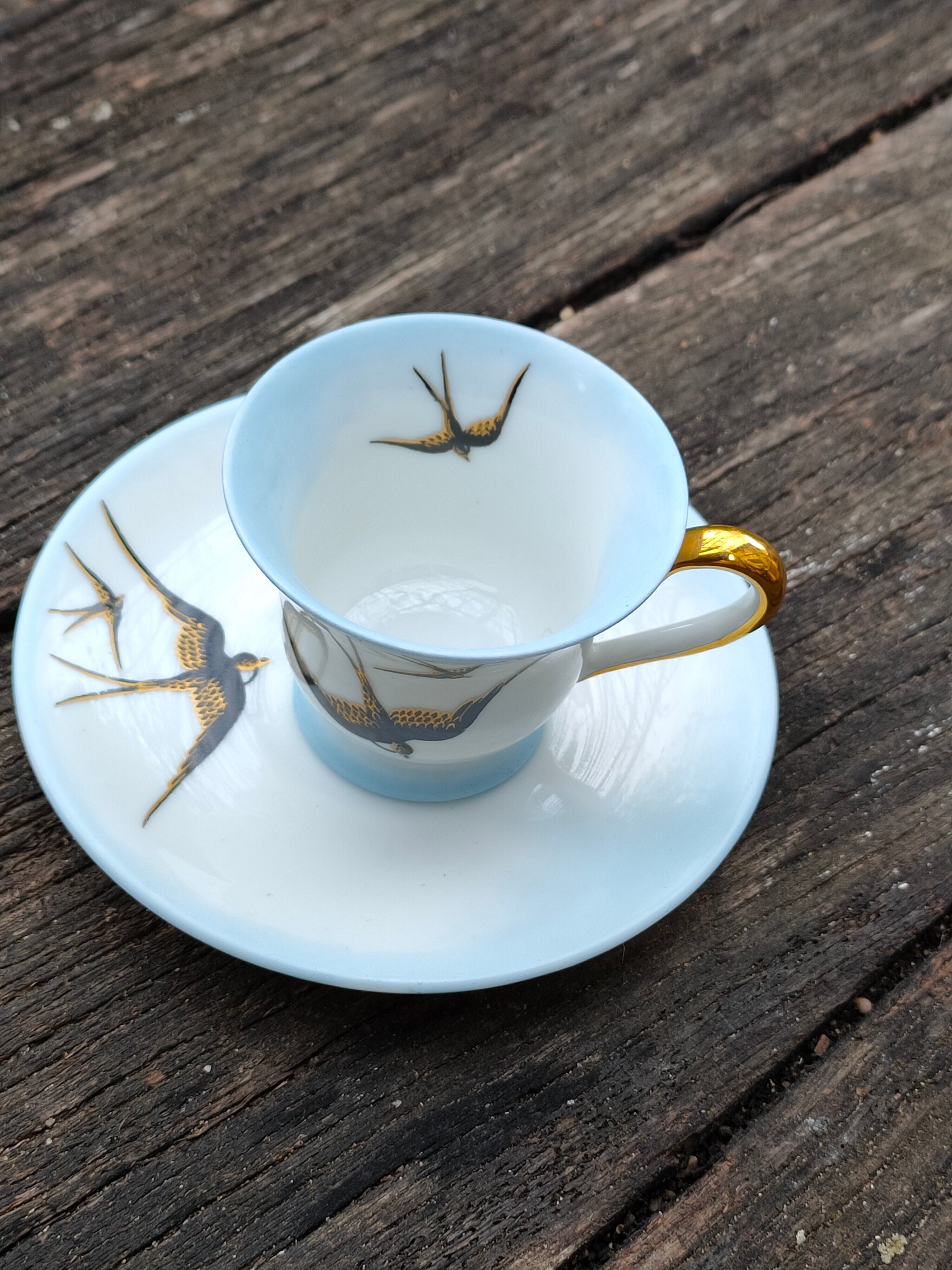 Tasse et sa soucoupe en porcelaine de Limoges motif "hirondelles"