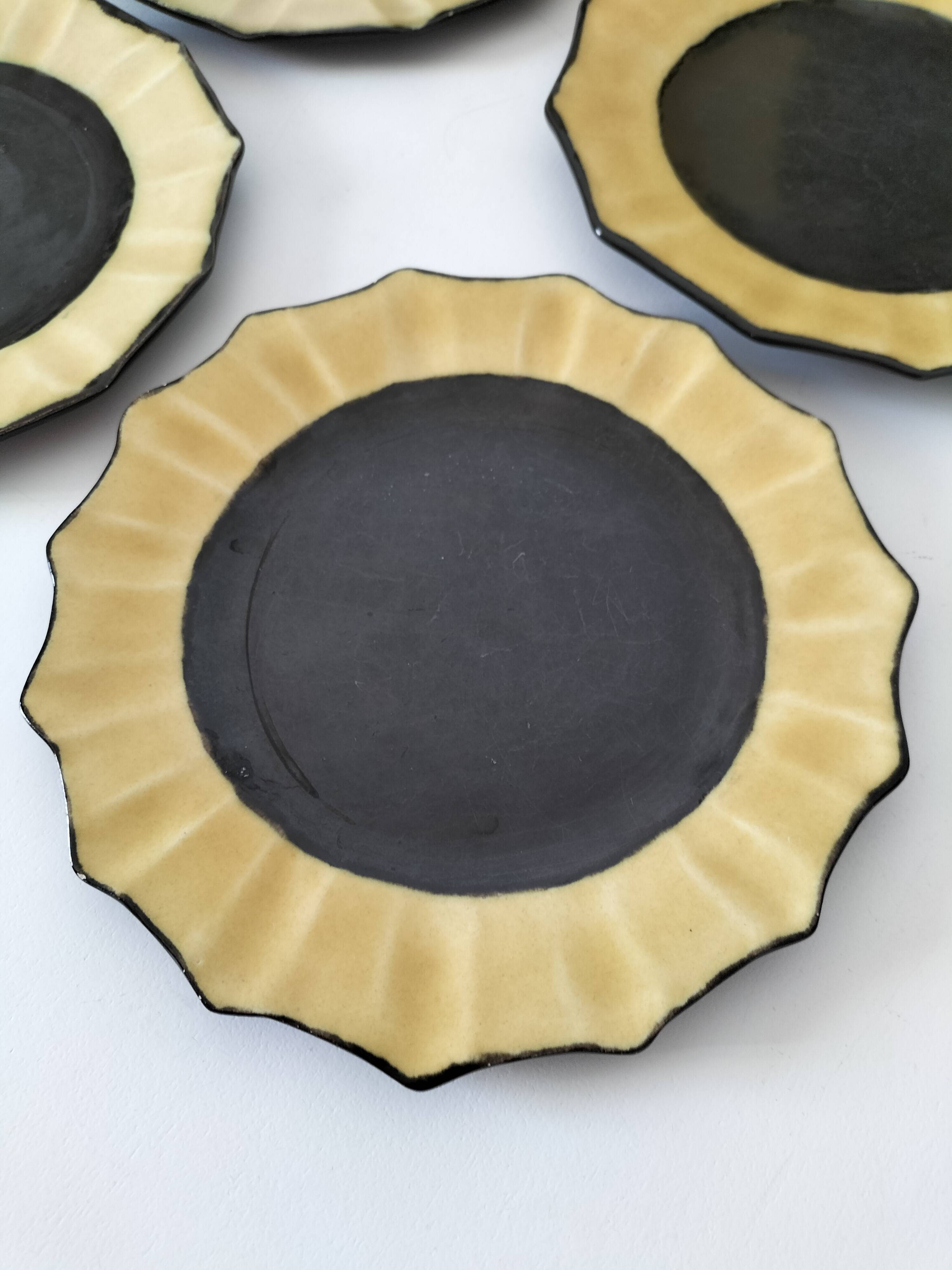 6 ceramic dessert plates shaped like a sunflower, signed CB.