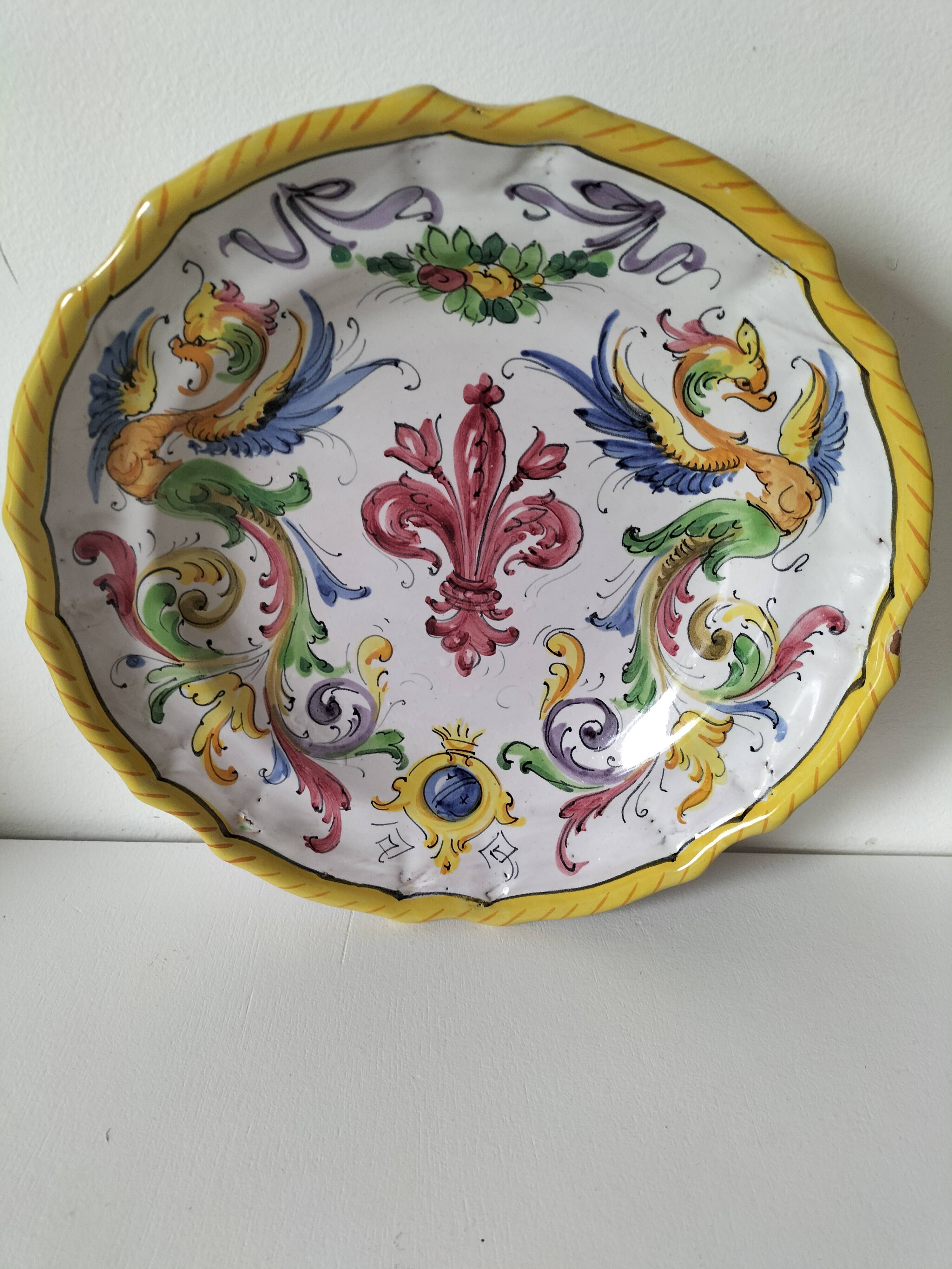 Assiette murale en majolique italienne – décor Renaissance peint à la main