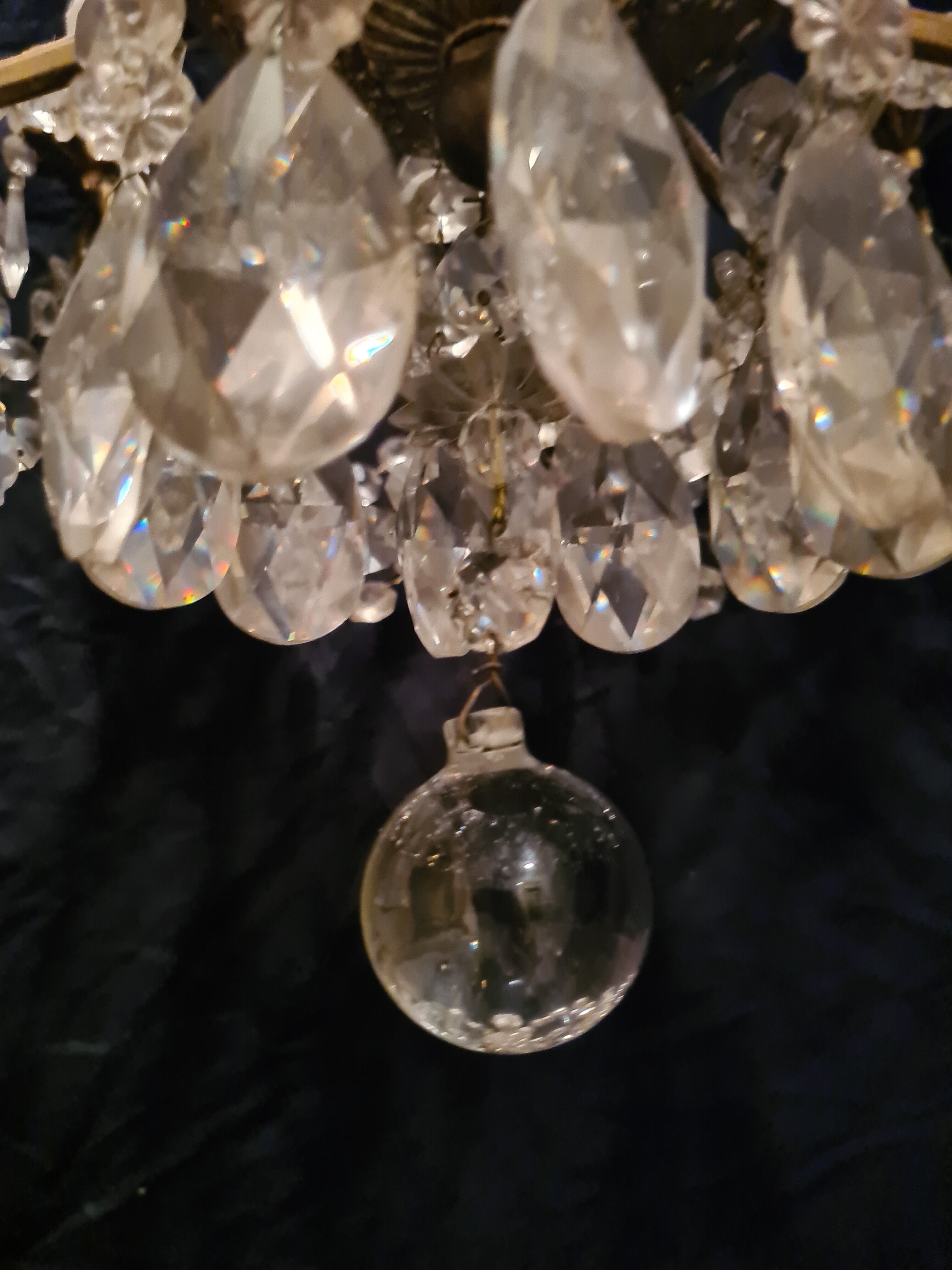 Chandelier in crystal and gilded bronze