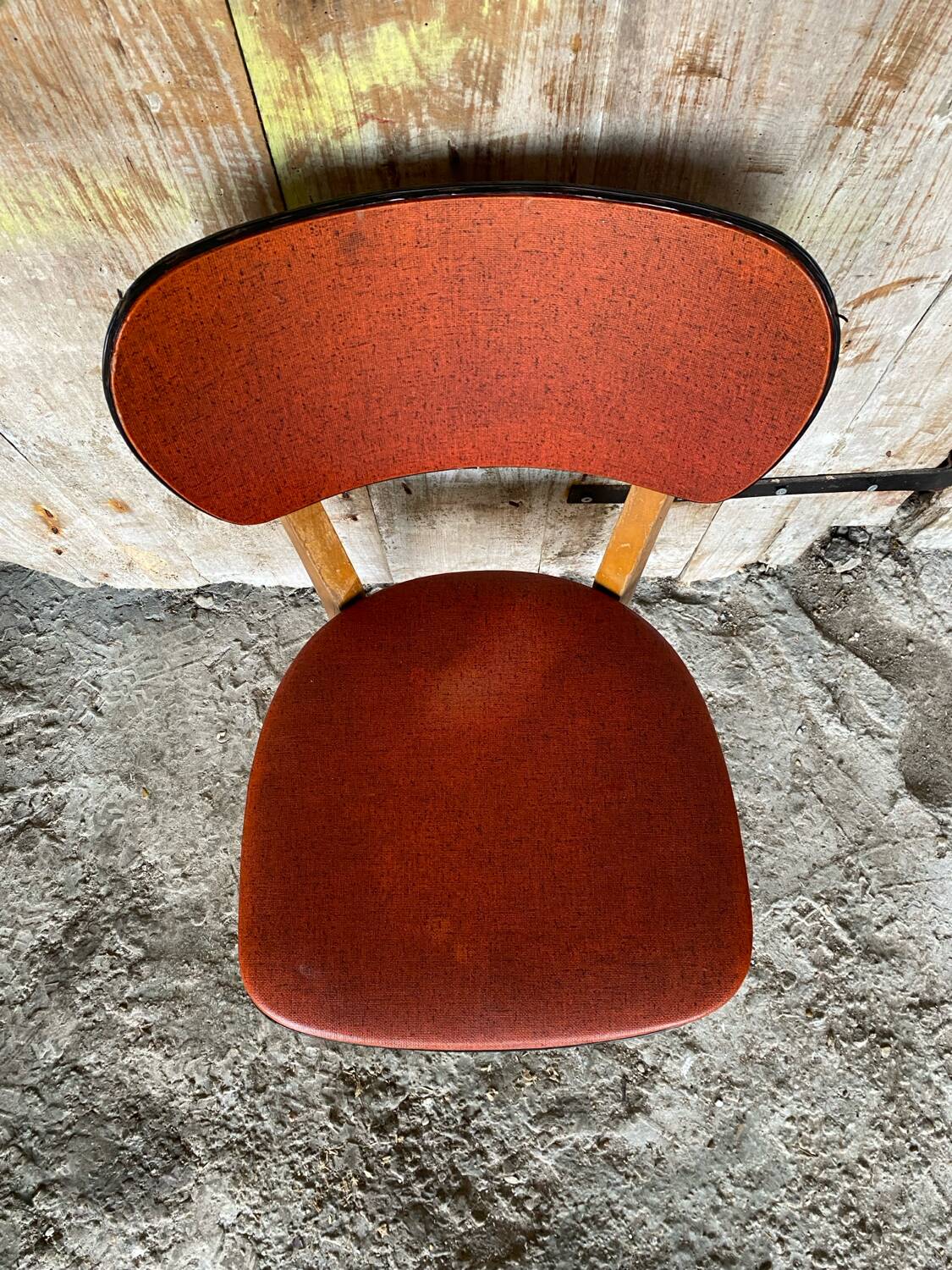 Ancienne Chaise Bois Pieds compas Vinyle Rouge Années 60