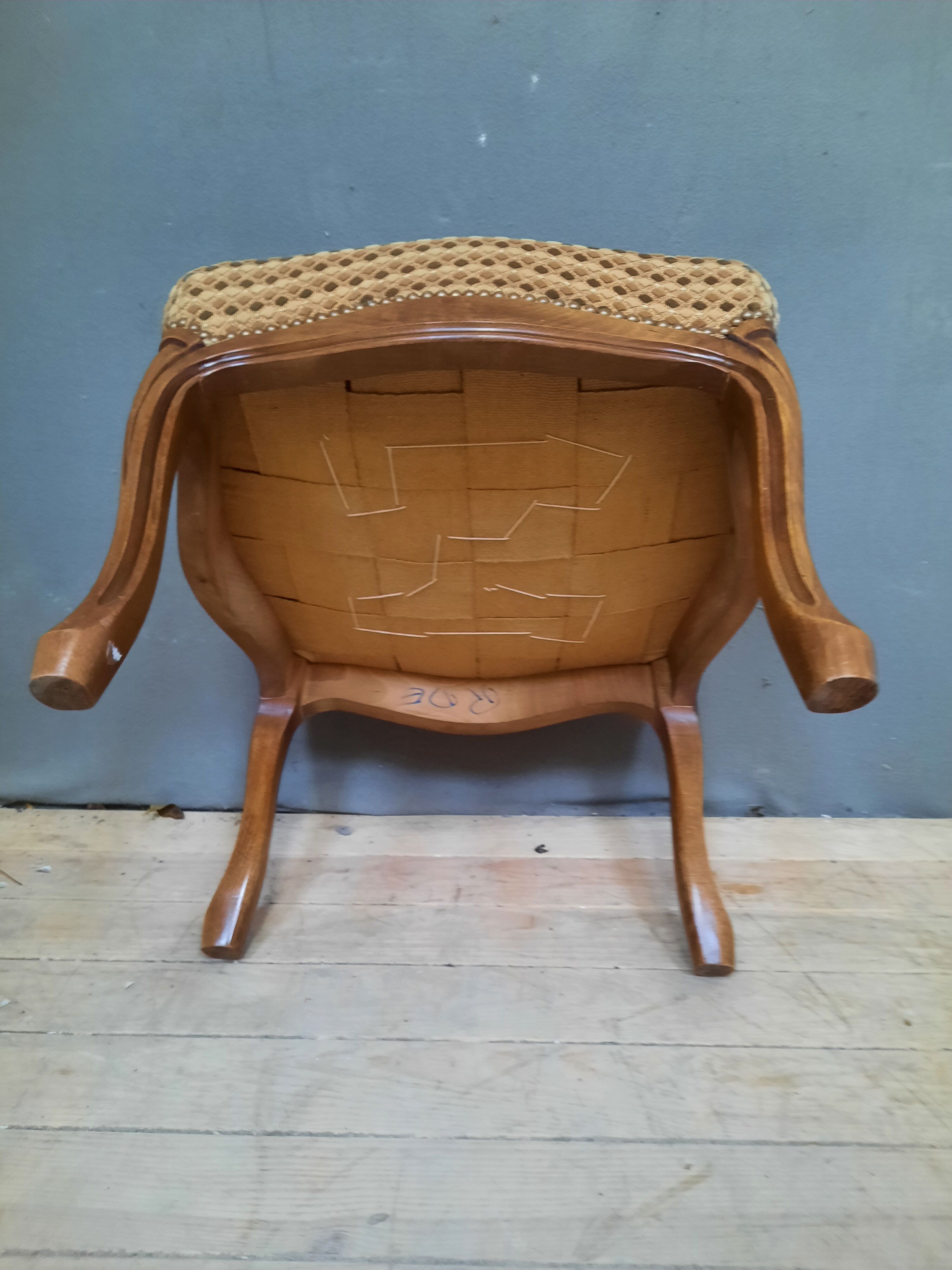 Pouf upholstered legs cambered in mahogany