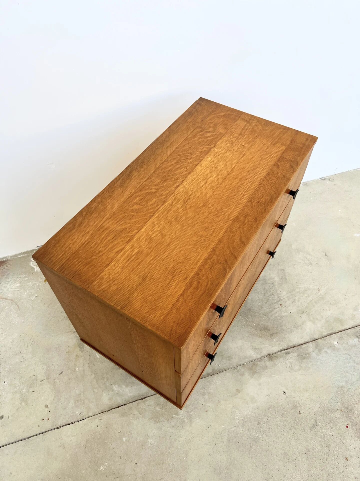 Commode scandinave 3 tiroirs en chêne, boutons noirs — années 60