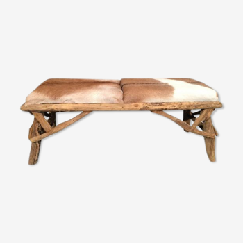 Banc en bois et peau de chèvre