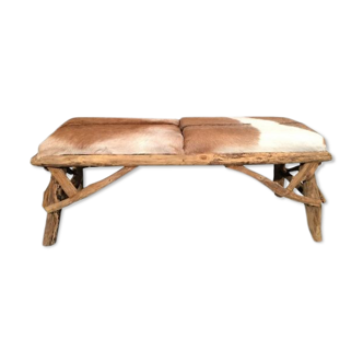 Banc en bois et peau de chèvre