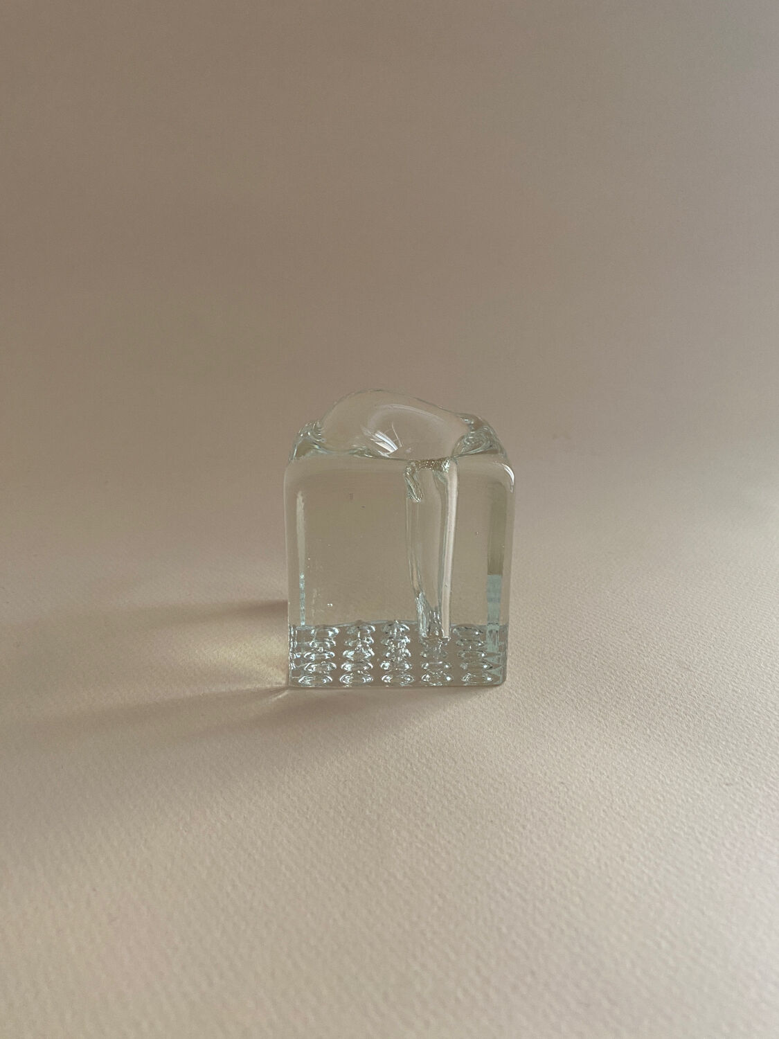Moulded glass soliflore
