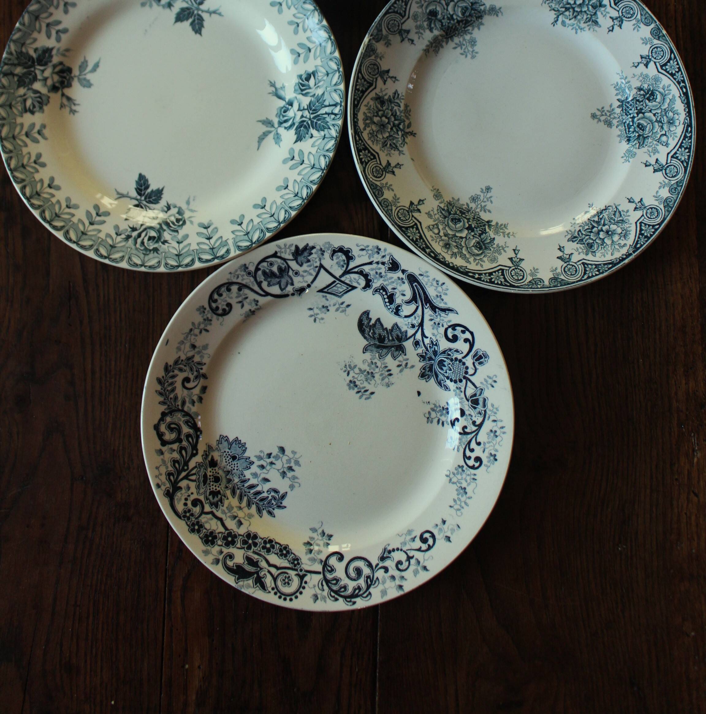 A set of 4 flat plates Terre de fer mismatched blue