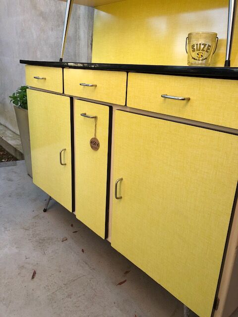 Meuble buffet de cuisine en formica jaune vif annees 50
