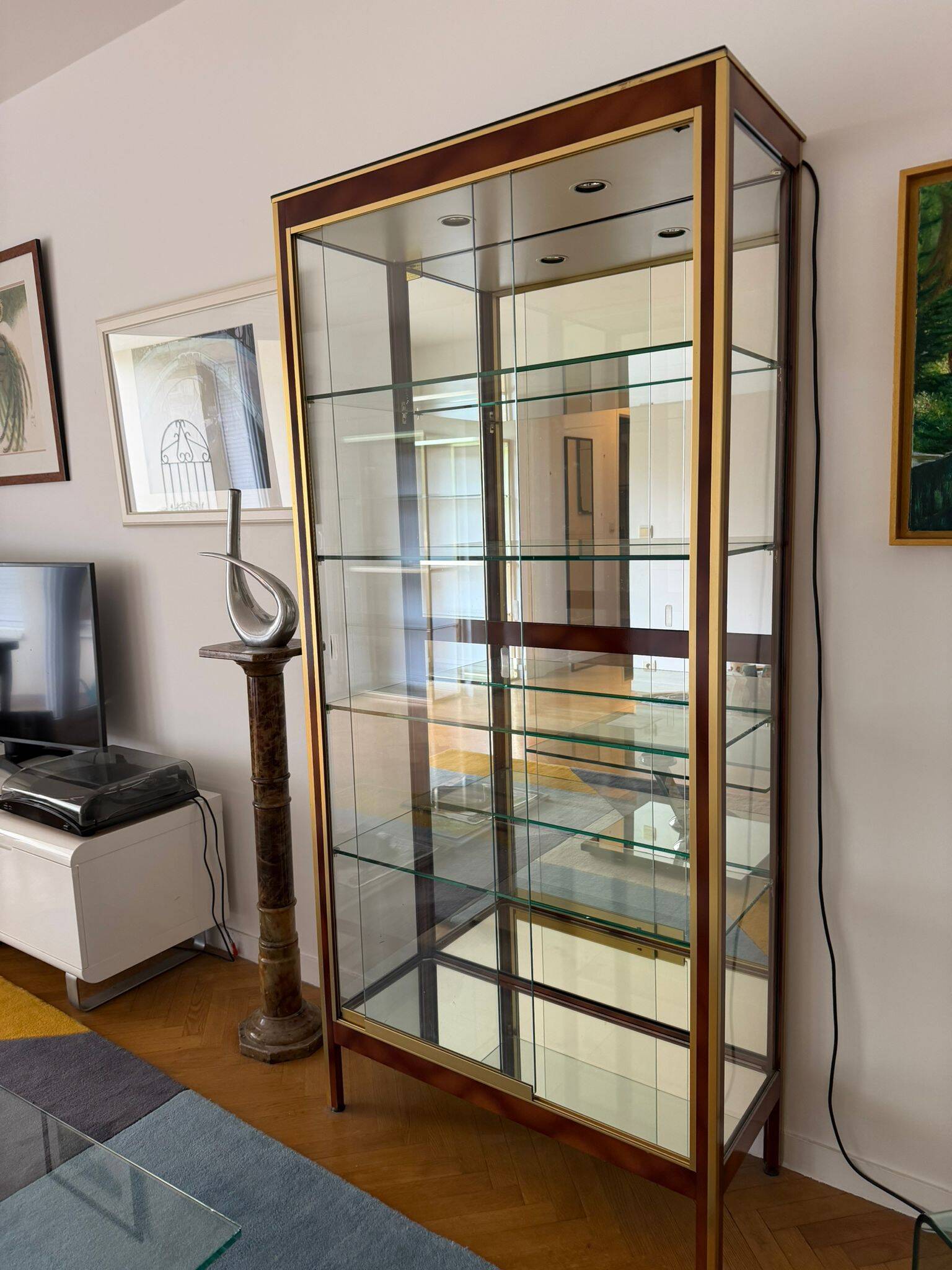 Vitrine de présentation en verre, laiton et bois de style Hollywood Regency