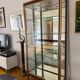 Vitrine de présentation en verre, laiton et bois de style Hollywood Regency