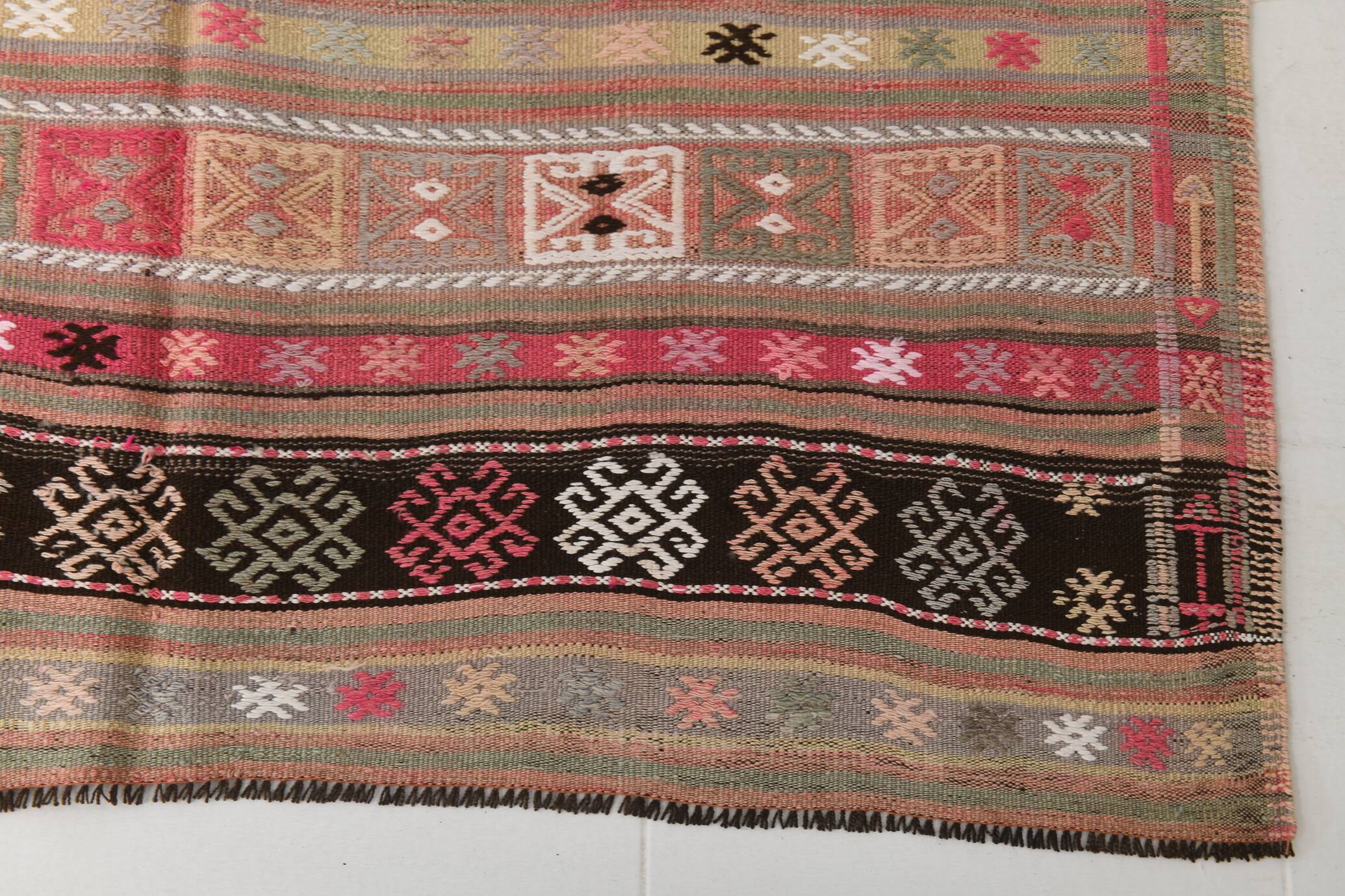 Tapis kilim ancien pastel, teintes délavées rose & vert, charme bohème,