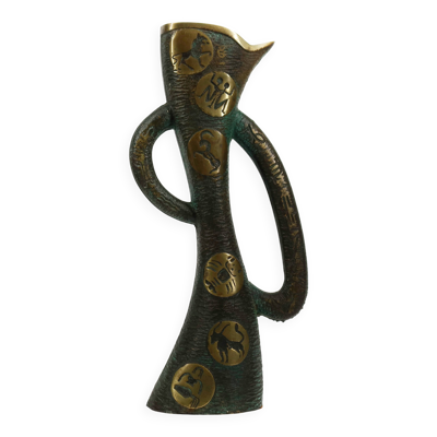 Vase brutaliste en bronze aux douze signes du zodiaque